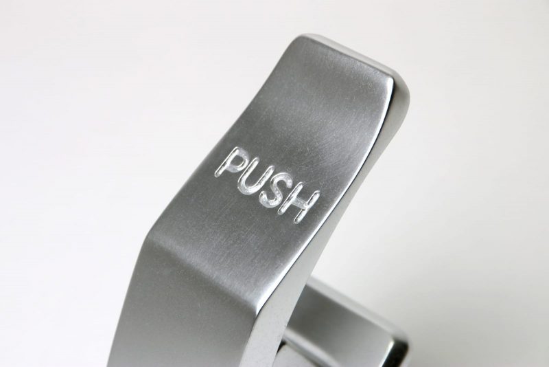 表面に「PUSH」とエンボス加工が施されています。
