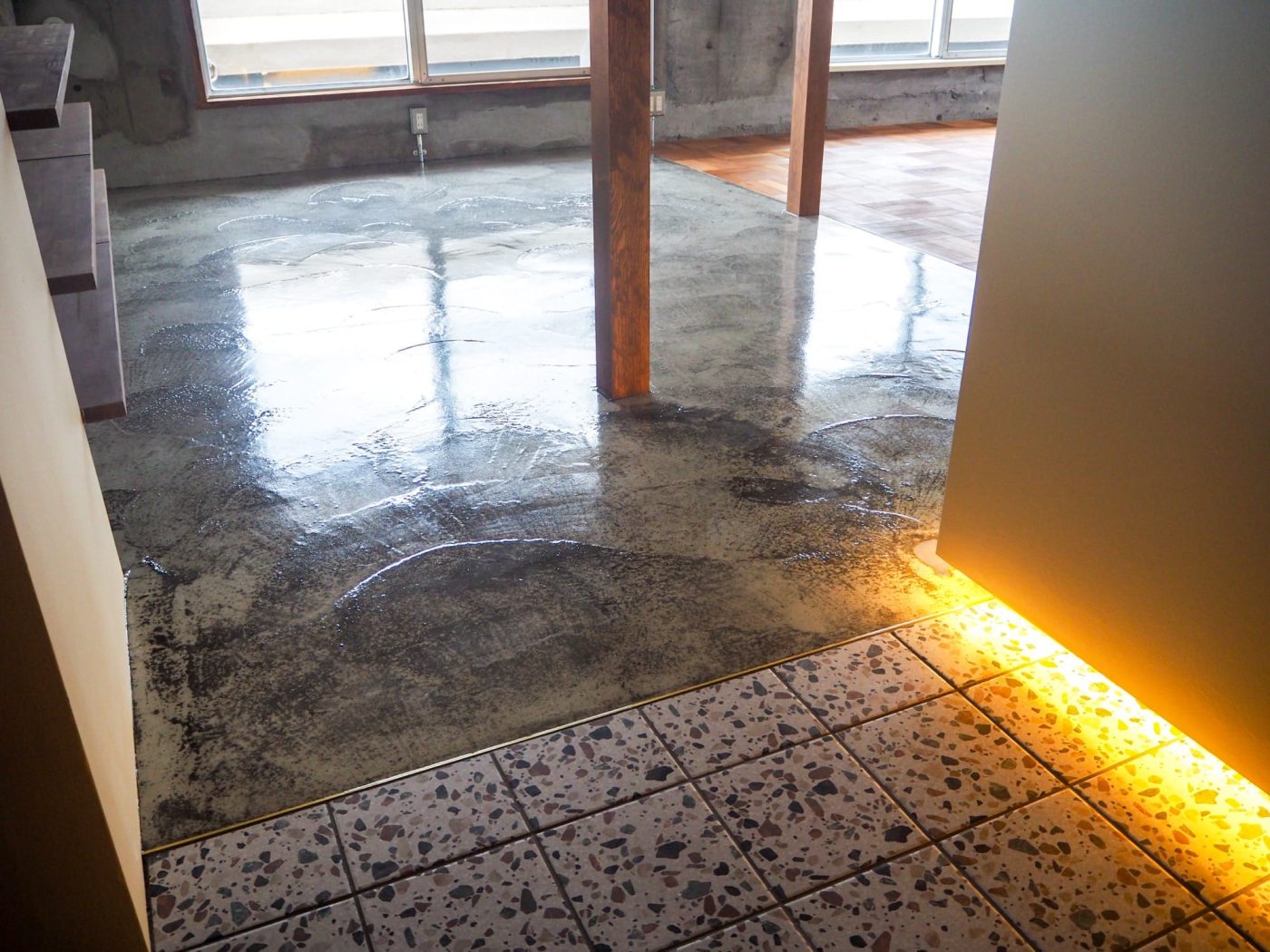 間接照明が視線をこだわりの床に誘導してくれます。見切りに真鍮を使う細やかなポイントも粋。