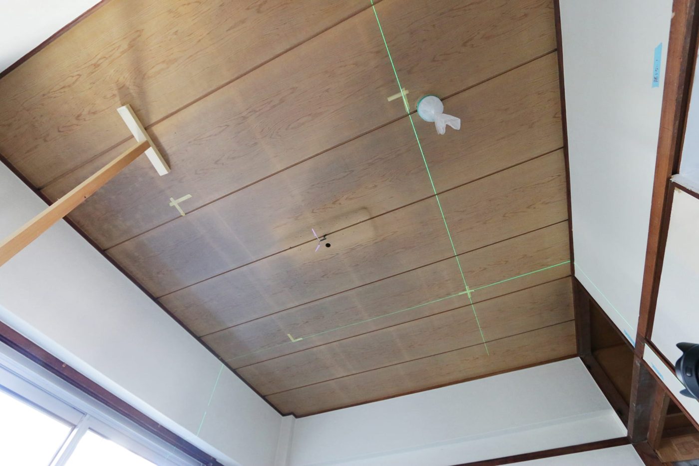左側にあるT型に組んだ角材は、天井のたわみを抑えるために現場で作った即席つっぱり棒。