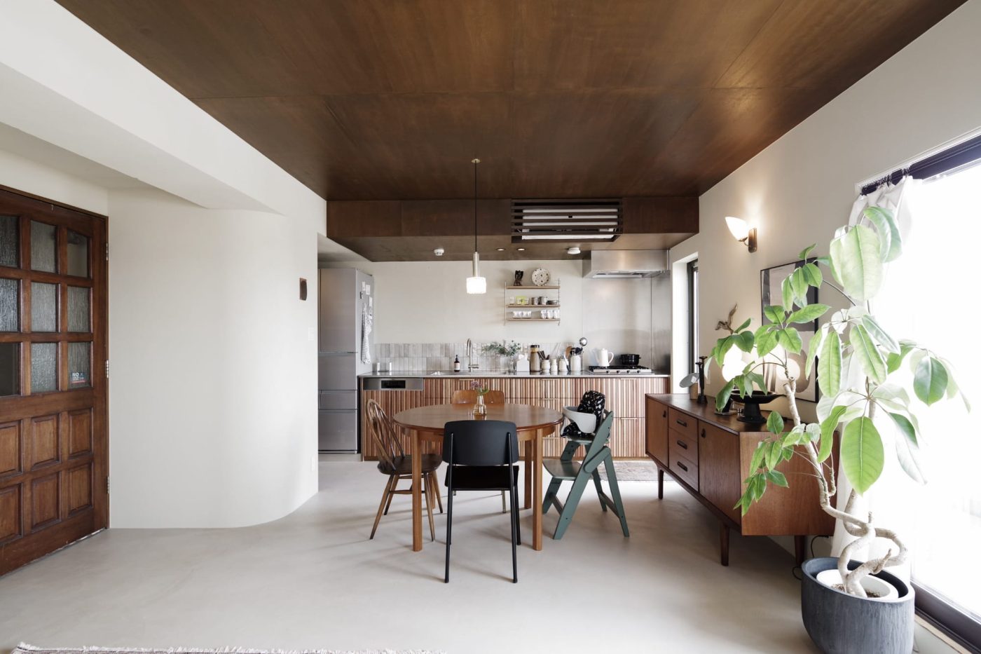 建築デザイナーの自邸は、素材と家具を愛でるギャラリー