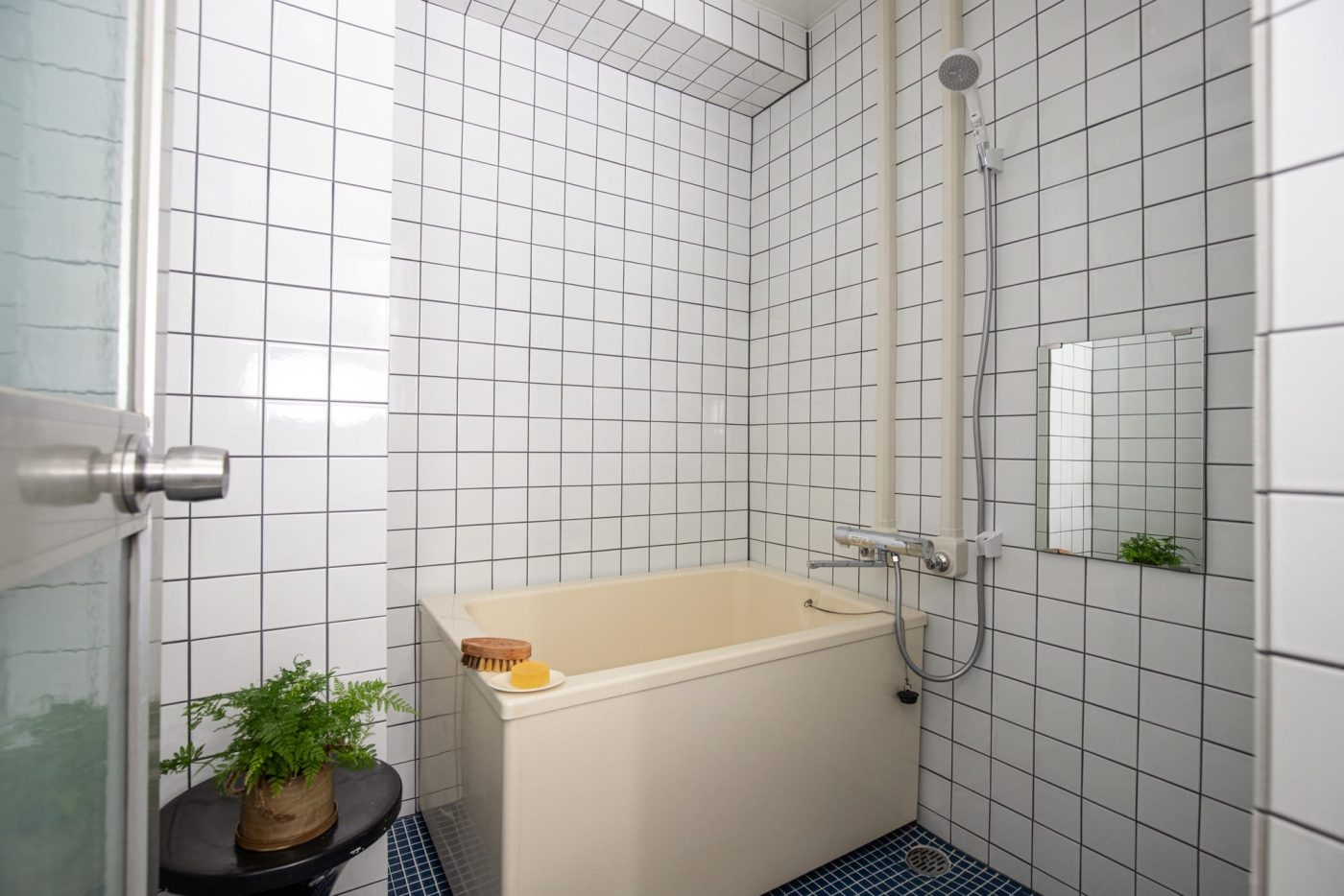 浴槽や床タイルはそのままに、壁を一新。レトロな空間のリノベーションに（100角）
