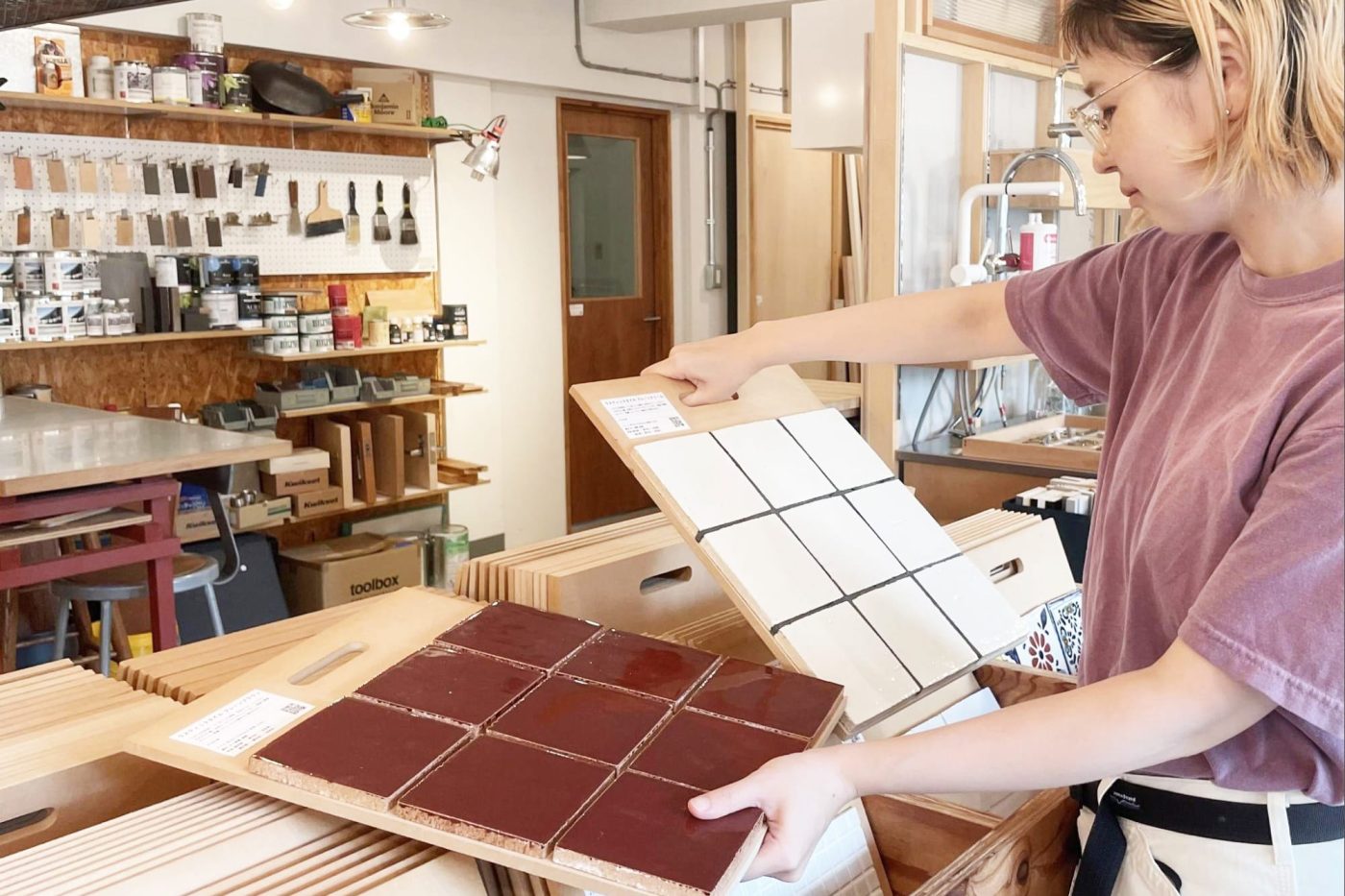 ショールームにはたくさんのタイルがレコードのようにどっさり。どっちがいいかな？ツートンで貼っちゃう？なんて妄想が止まらない…！