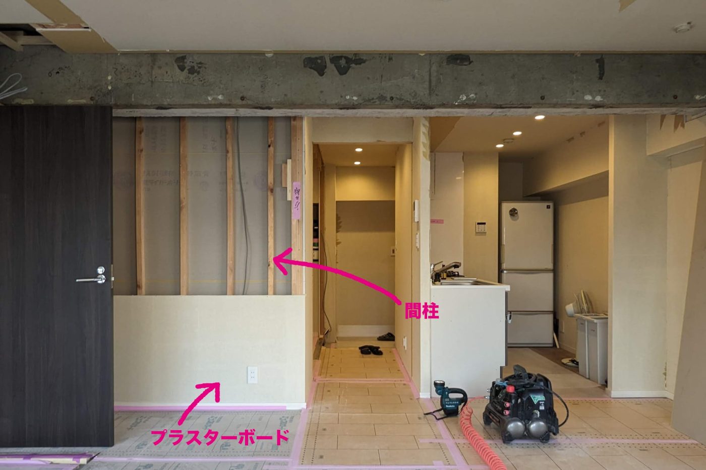 「間柱」の参考写真。プラスターボードの裏にある、縦に建つ角材が間柱。近年の住宅だとLGS（軽量鉄骨）を使っている場合もあります。