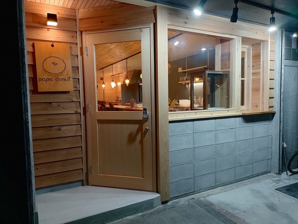 ひと休憩、木の温もり感じる「ドーナツとコーヒーのお店」