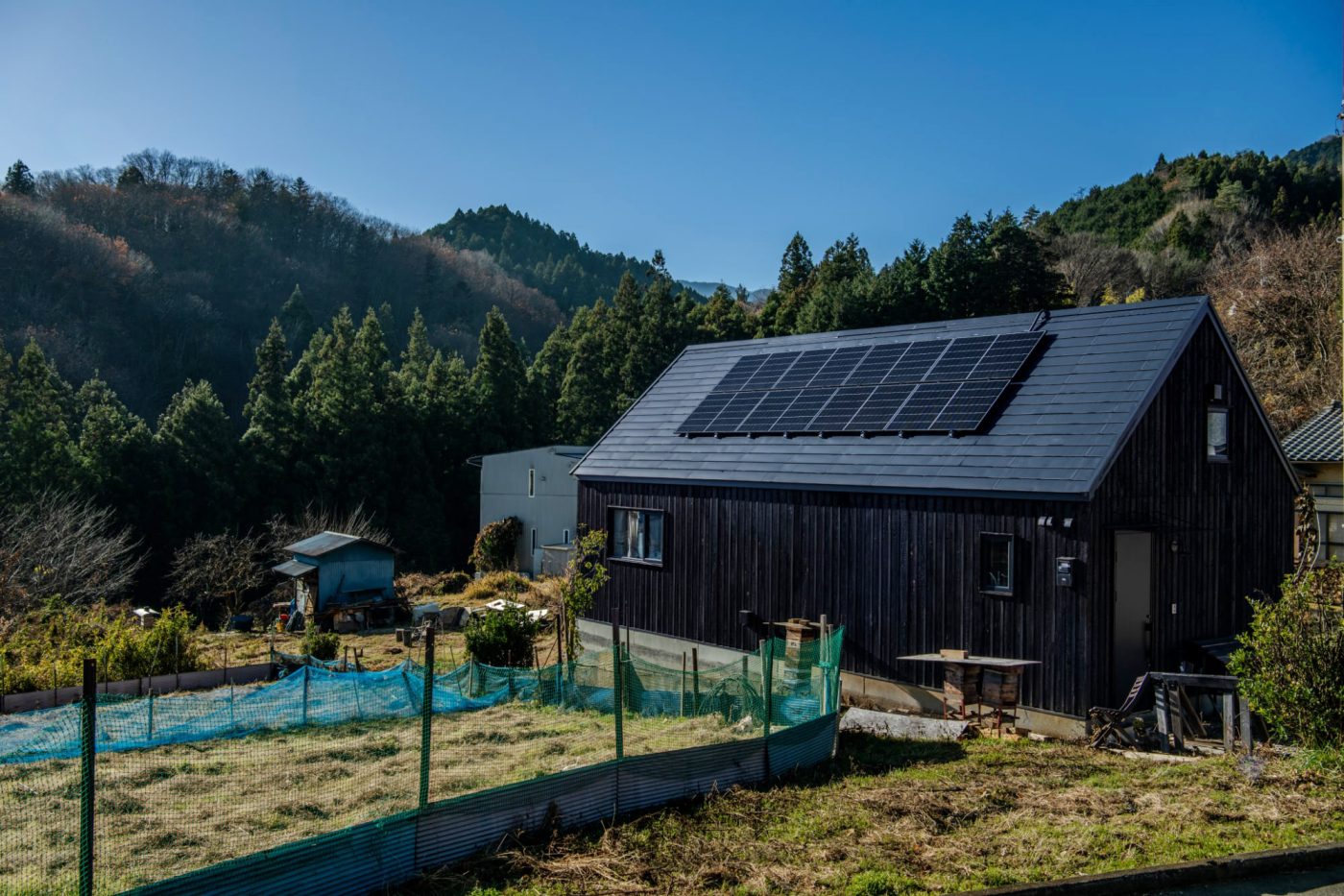 プロと地域の人の力を借りて、自分の手で建てた里山の一軒家1