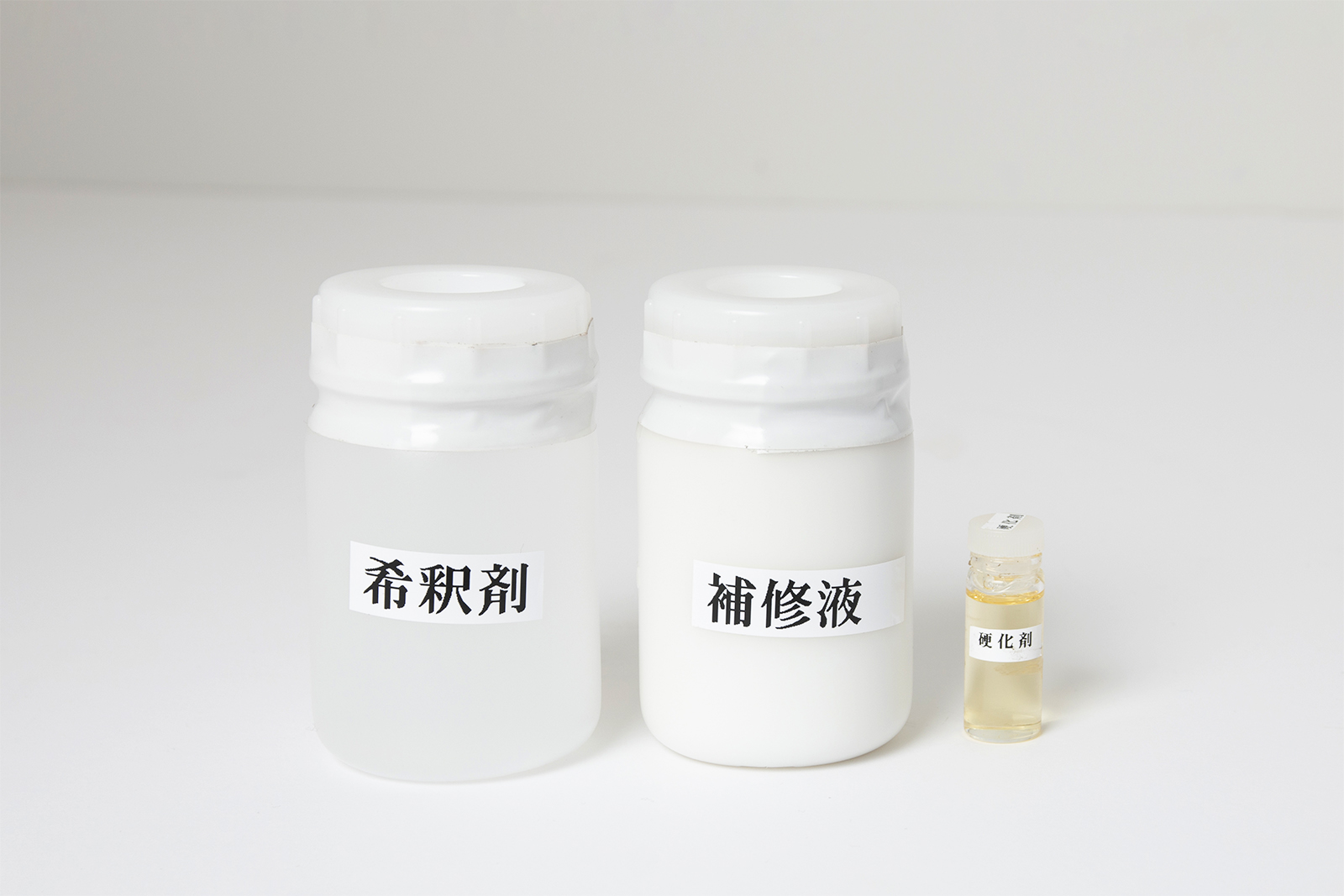 塗装のキッチンパネル タッチアップ剤 KB-OT001-07-G248 マットホワイトの補修液。補修液 7 : 硬化剤 2 : 希釈材（シンナー） 1　を目安に、粘度に応じ希釈材を調整して混ぜてください