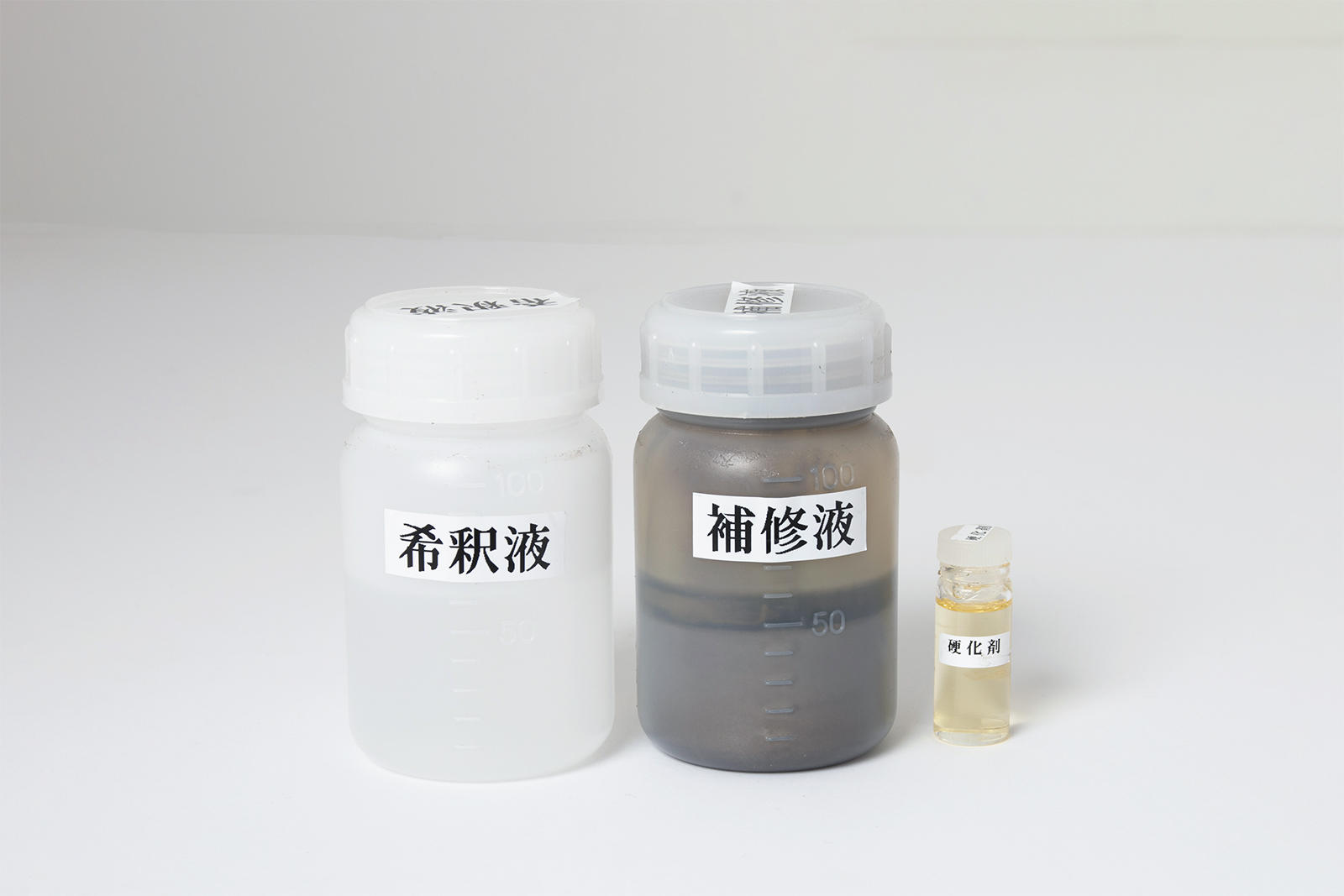 塗装のキッチンパネル タッチアップ剤 KB-OT001-07-G248 チタンシルバーの補修液。補修液 7 : 硬化剤 2 : 希釈材（シンナー） 1　を目安に、粘度に応じ希釈材を調整して混ぜてください