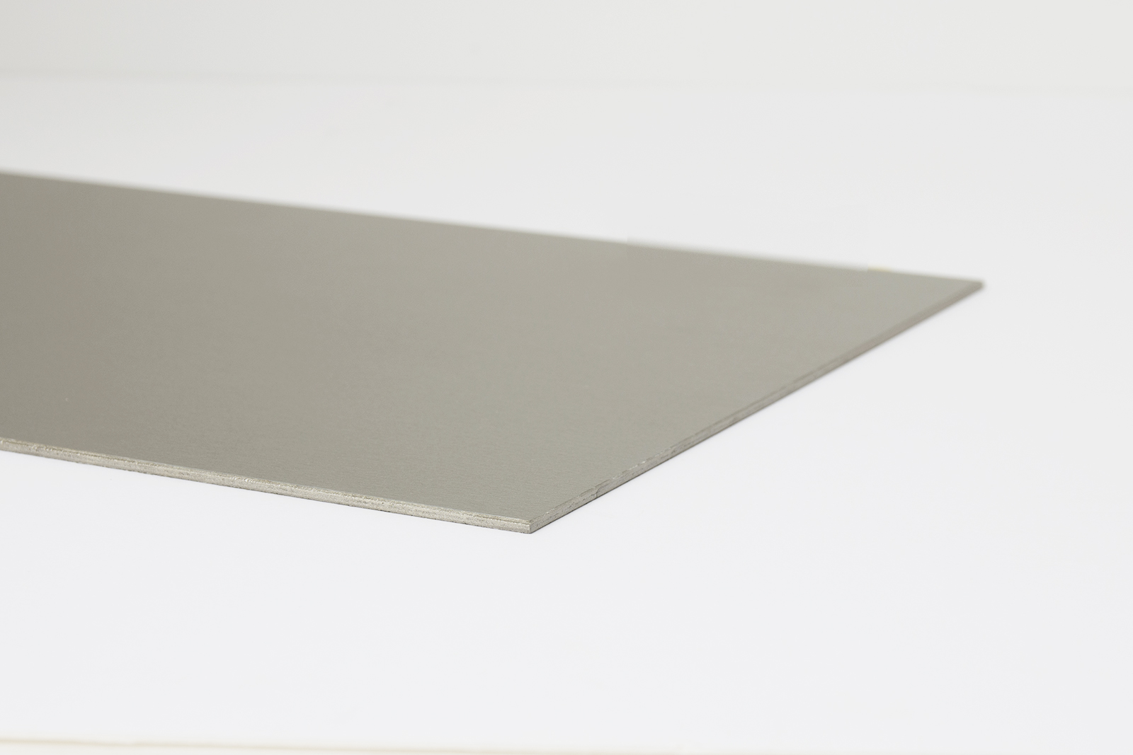 塗装のキッチンパネル タッチアップ剤 KB-OT001-07-G248 小口にチタンシルバーのタッチアップ材を塗装した仕上がり。角はサンドペーパーで面取りしてあります