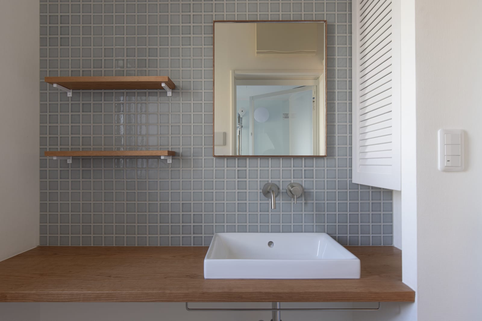 木の洗面カウンター スクエア洗面器 ローライズ 壁水栓用 KB-PR013-05-G165 ブラックチェリーのカウンターと壁付けセパレート混合栓 サテンL175の組み合わせ