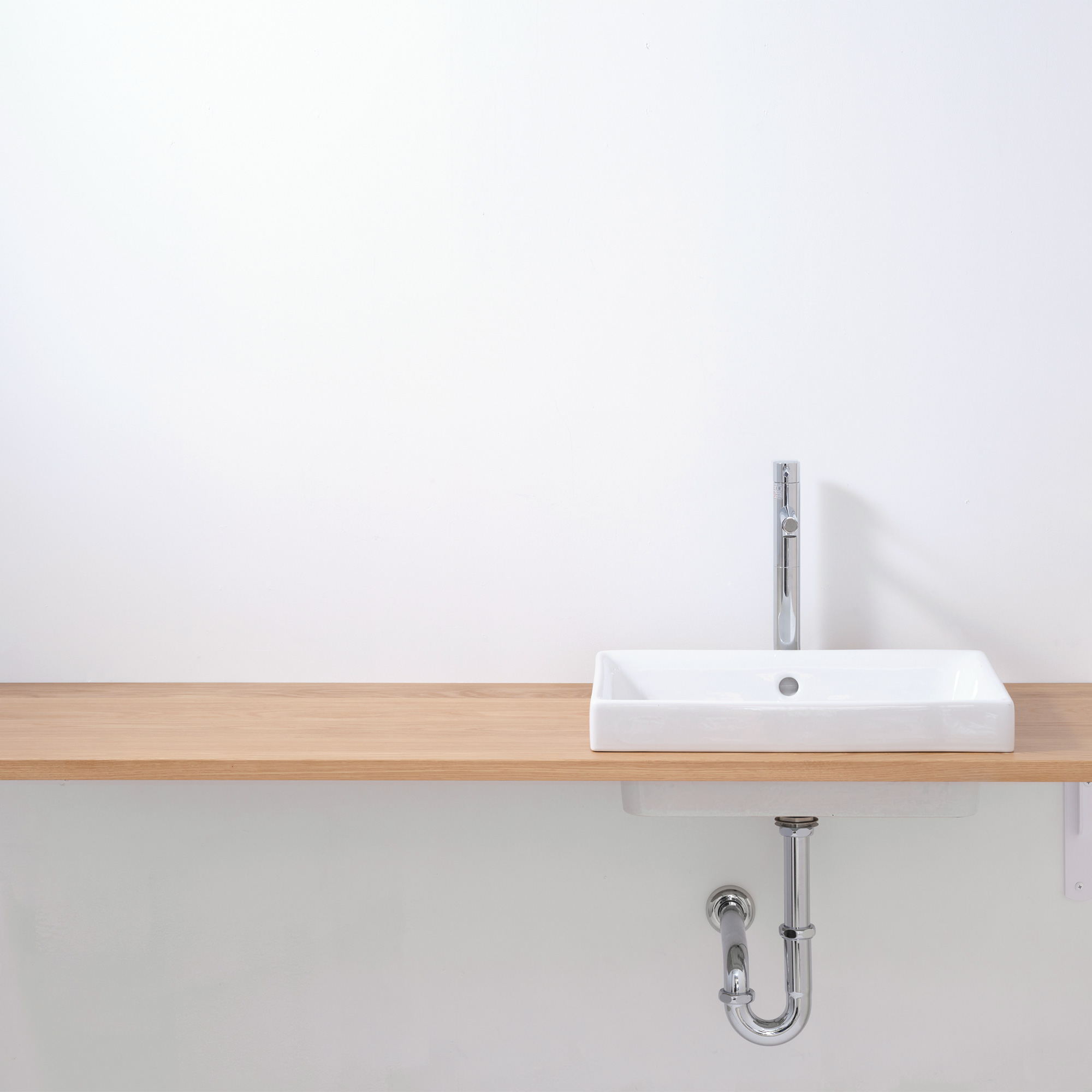 木の洗面カウンター スクエア洗面器 ローライズ 立水栓用 KB-PR013-06-G165 無垢板のカウンターでは家事作業や洗面回りの小物をを飾ったり、余白のある空間作りがおすすめです（写真はホワイトオーク、水栓はTK-2：ストレート混合栓トール 立水栓）