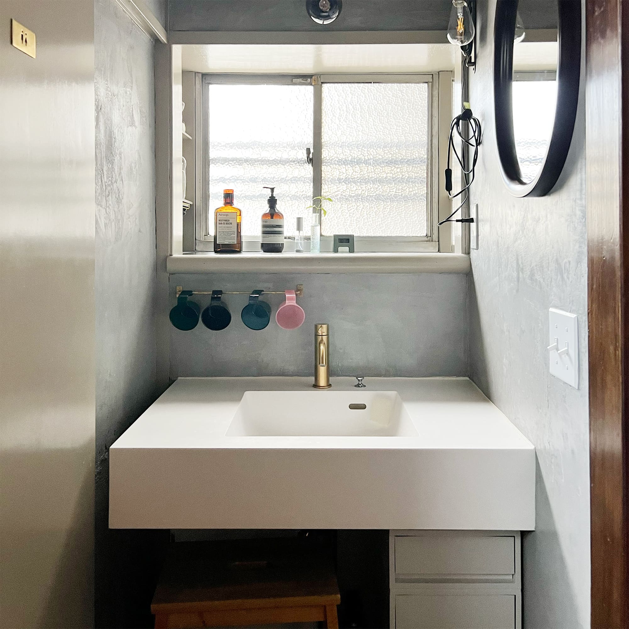 人工大理石の洗面カウンター T23 スクエア380ボウル 立水栓用  KB-PR014-10-G279 H150 スクエア380ボウル 立水栓タイプ。幅800mm。右側は壁があるので側面仕上げなし、左側は引き戸があるので側面仕上げありの仕様です。（写真は特注のオーバーフロー対応ボウルです。ご希望の場合は「この商品について問い合わせる」よりお問い合わせください）