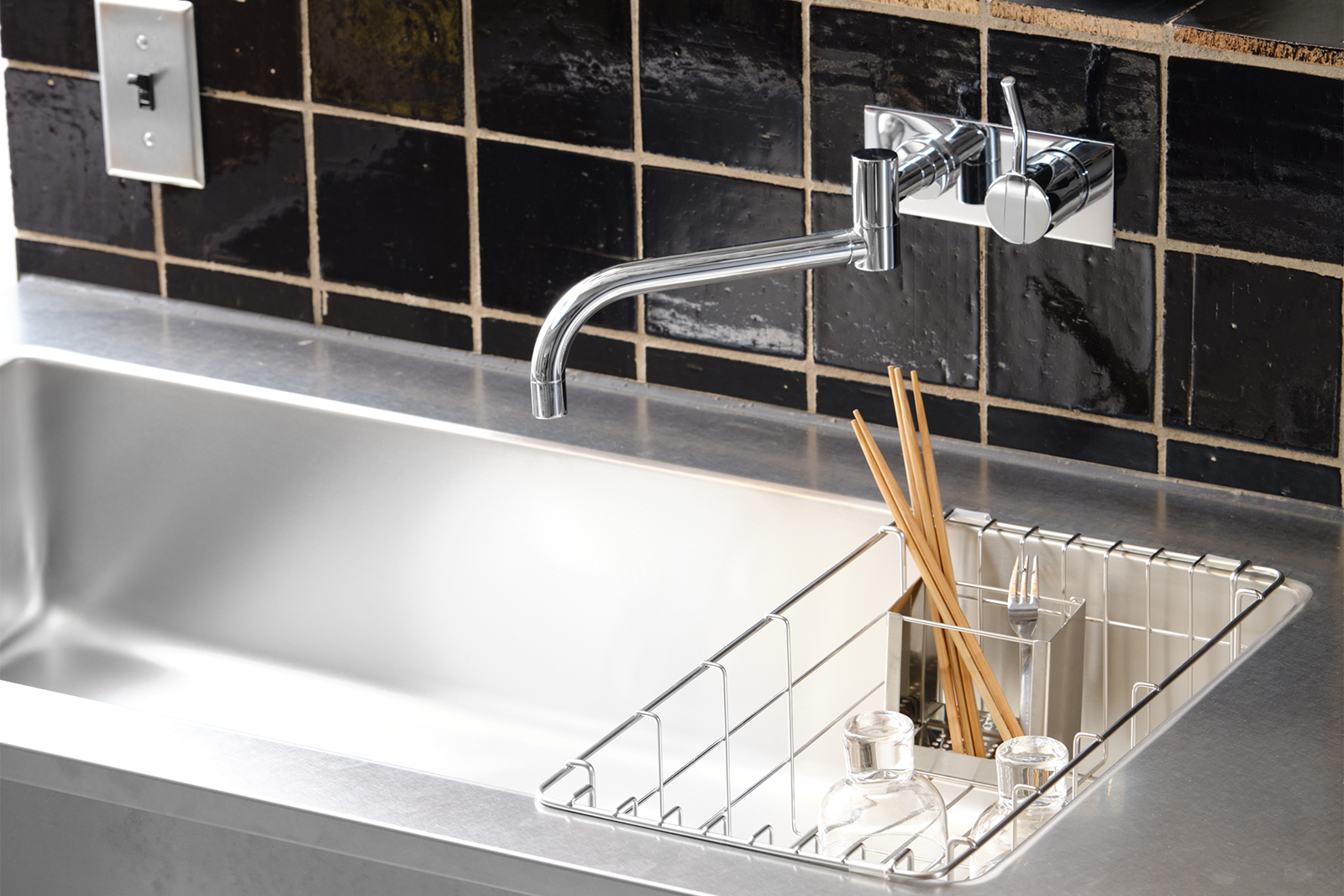 水切りラック カトラリースタンド KB-OT002-03-G162 「オーダーキッチン天板 スクエア826シンク」に「水切りラック カゴタイプ大／カトラリースタンド」をセットした状態