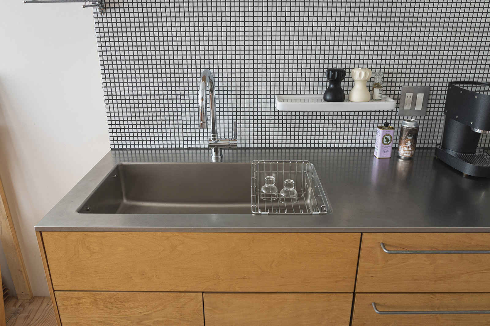 水切りラック カゴタイプ 大 KB-OT002-02-G162 「木製システムキッチン」に「水切りラック カゴタイプ大」をセットした状態