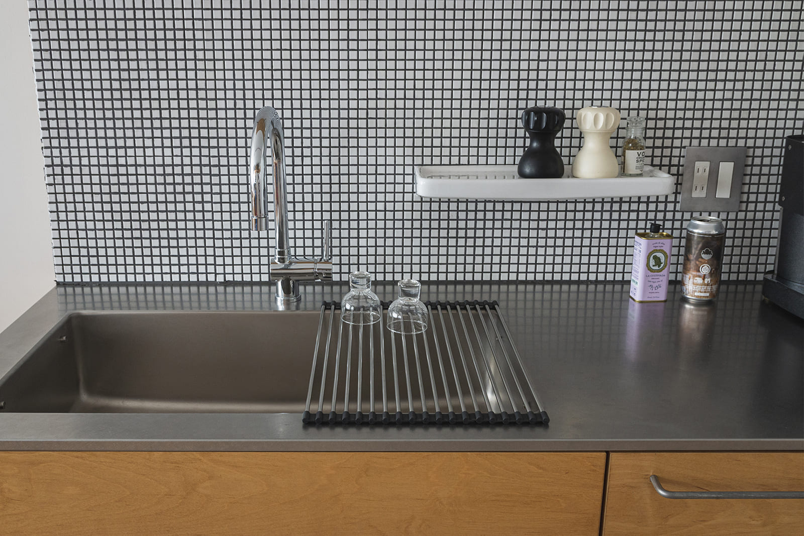 水切りラック ロールタイプ KB-OT002-04-G177 「木製システムキッチン」に「水切りラック ロールタイプ W306」をセットした状態