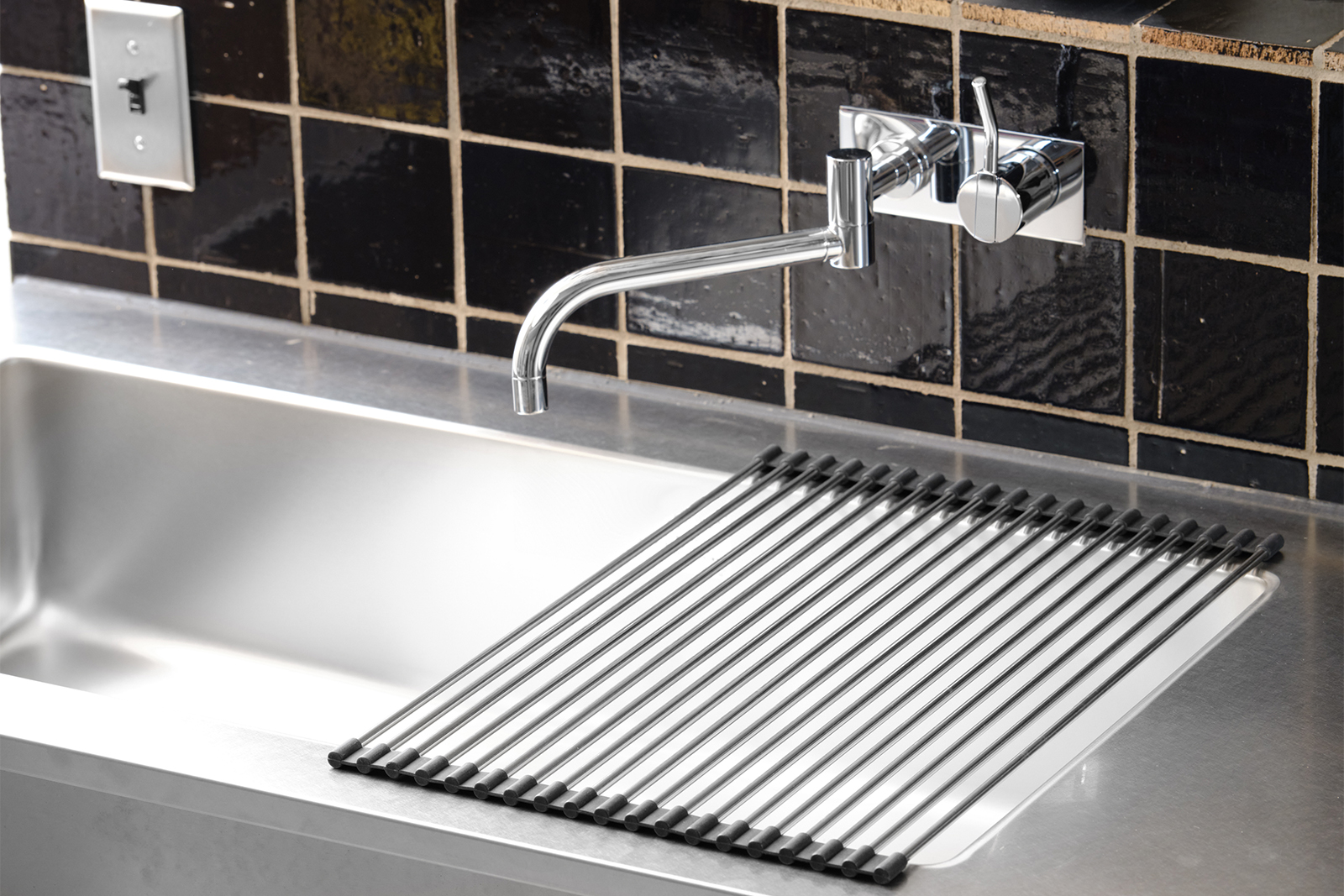 水切りラック ロールタイプ KB-OT002-04-G177 「オーダーキッチン天板 スクエア826シンク」に「水切りラック ロールタイプ W306」をセットした状態