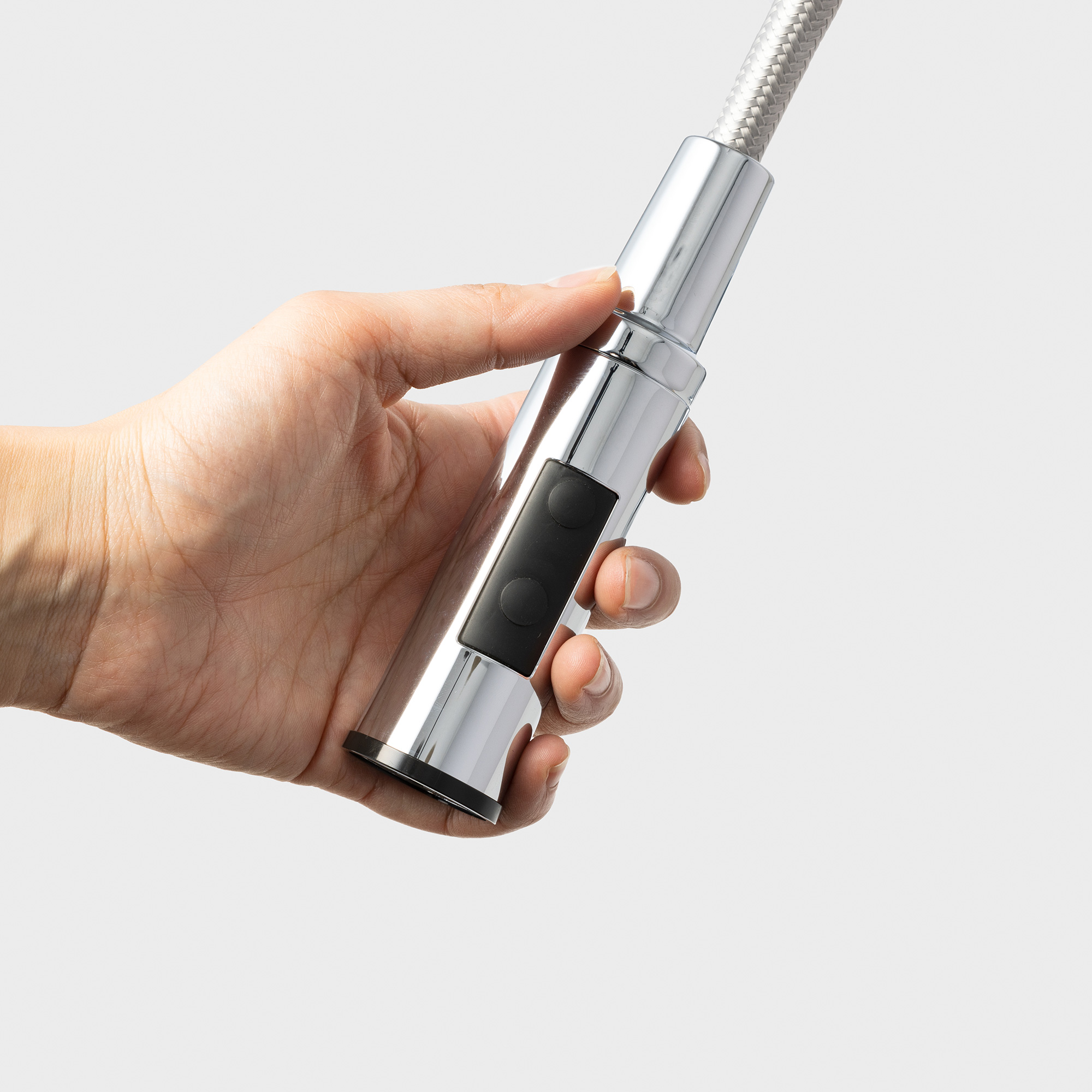 スプリングホース水栓 クローム KB-TP013-01-G141 使用中、上のボタンを押すとシャワーに切り替わり、下のボタンを押すと通常の泡沫吐水に戻ります