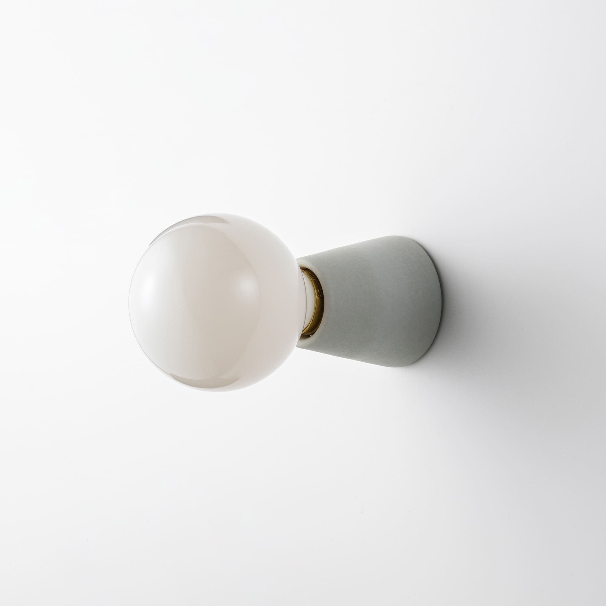 フロストLED電球 φ70(E26)50W相当 スノー 2700K電球色 LT-BB008-11-G141 モデストレセップとも相性良し（写真はモデストレセップMサイズ）