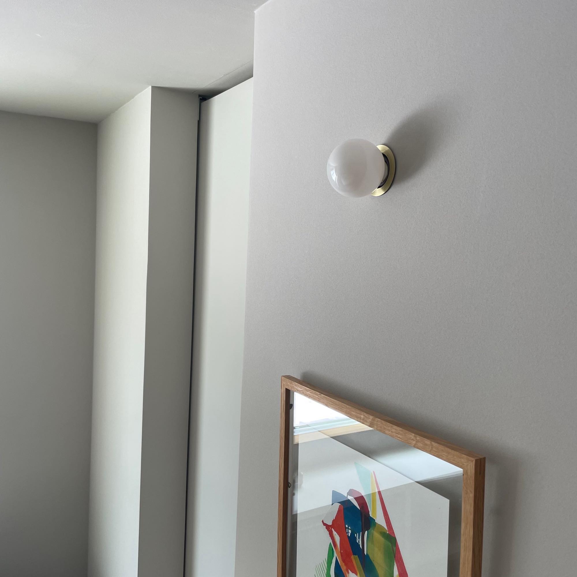 フロストLED電球 φ70(E26)50W相当 スノー 2700K電球色 LT-BB008-11-G141 消えている時も可愛らしいボール球。電球が照明のデザインのようです。