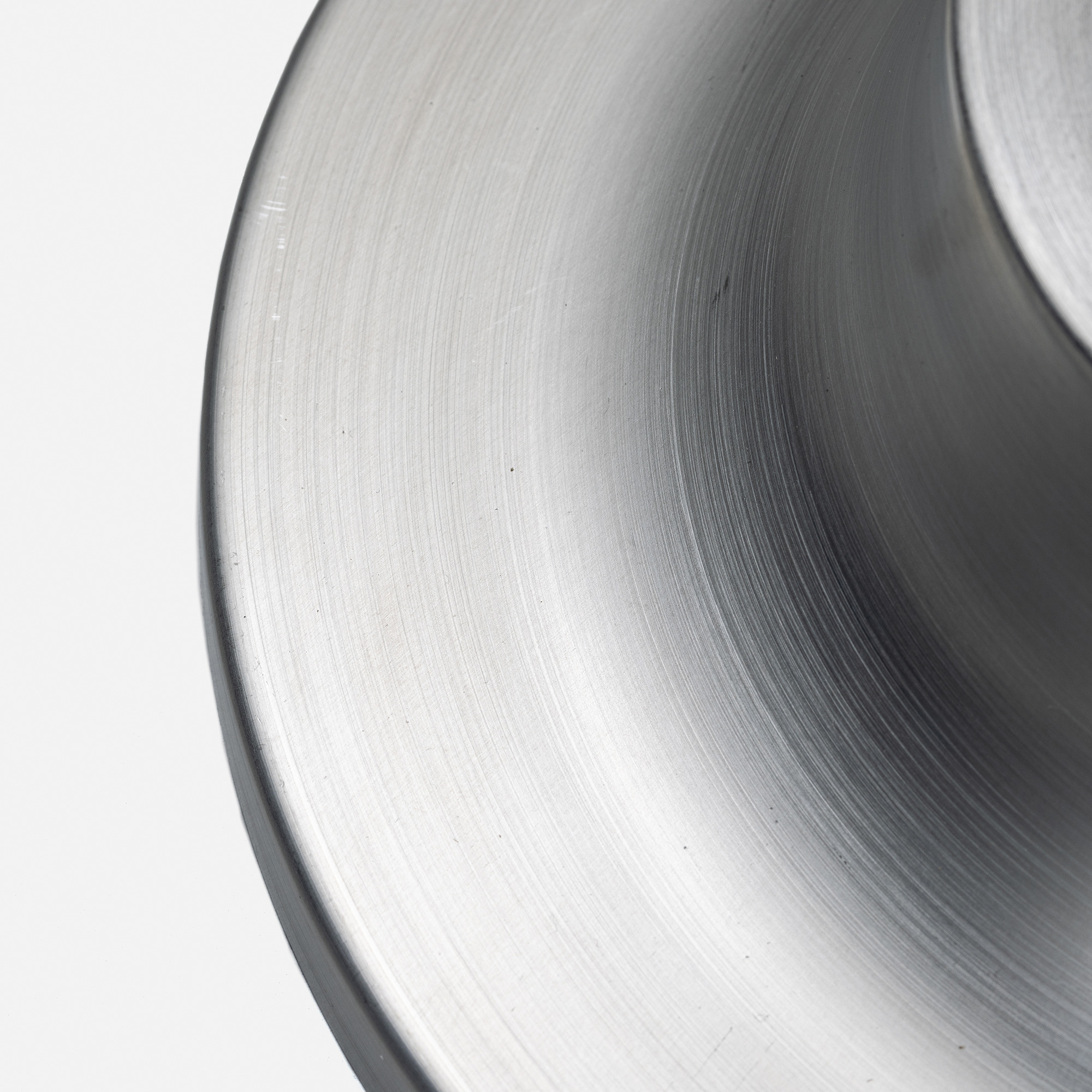 メタルラウンジライト アルミ 乳白ボール（引掛） LT-PD018-03-G141 ベースは金属板を回転させながらへらで型に押し付けて成形する「へら絞り」という技法でつくられています（写真はボールタイプ）