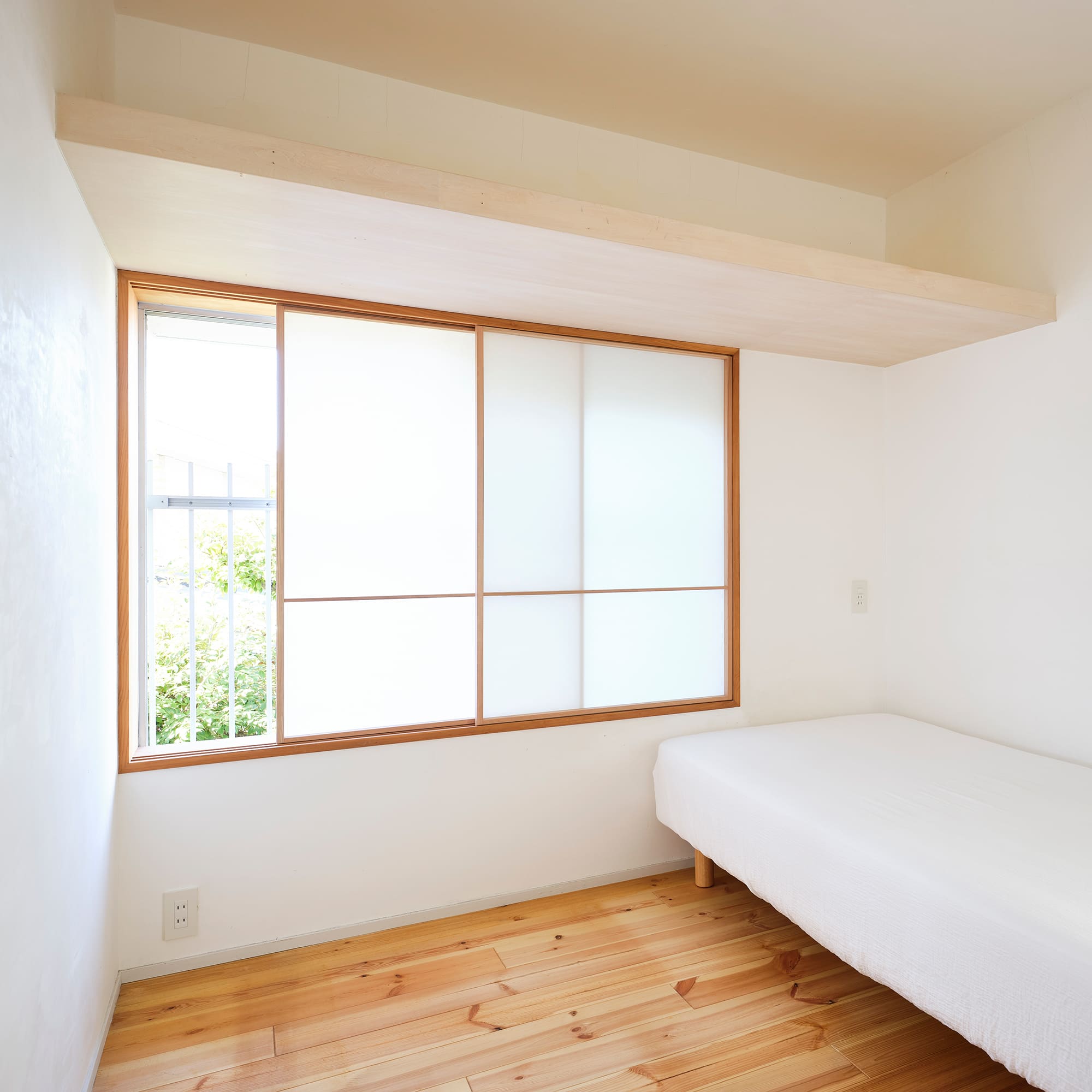 障子 腰窓タイプ DW-DR009-01-G164 （撮影：中村晃）