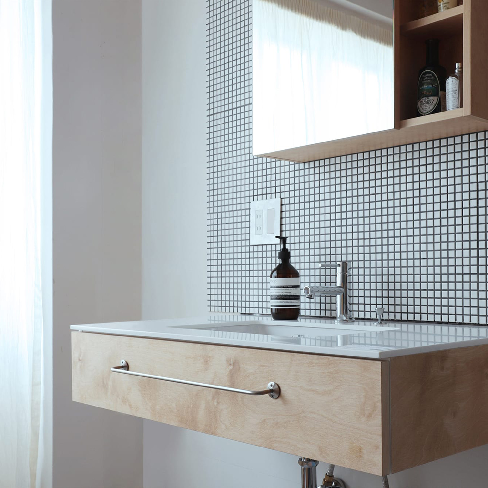 ステンレス丸座バー W450 KB-AC020-02-G141 ミニマル洗面台に取り付けた事例（W450）