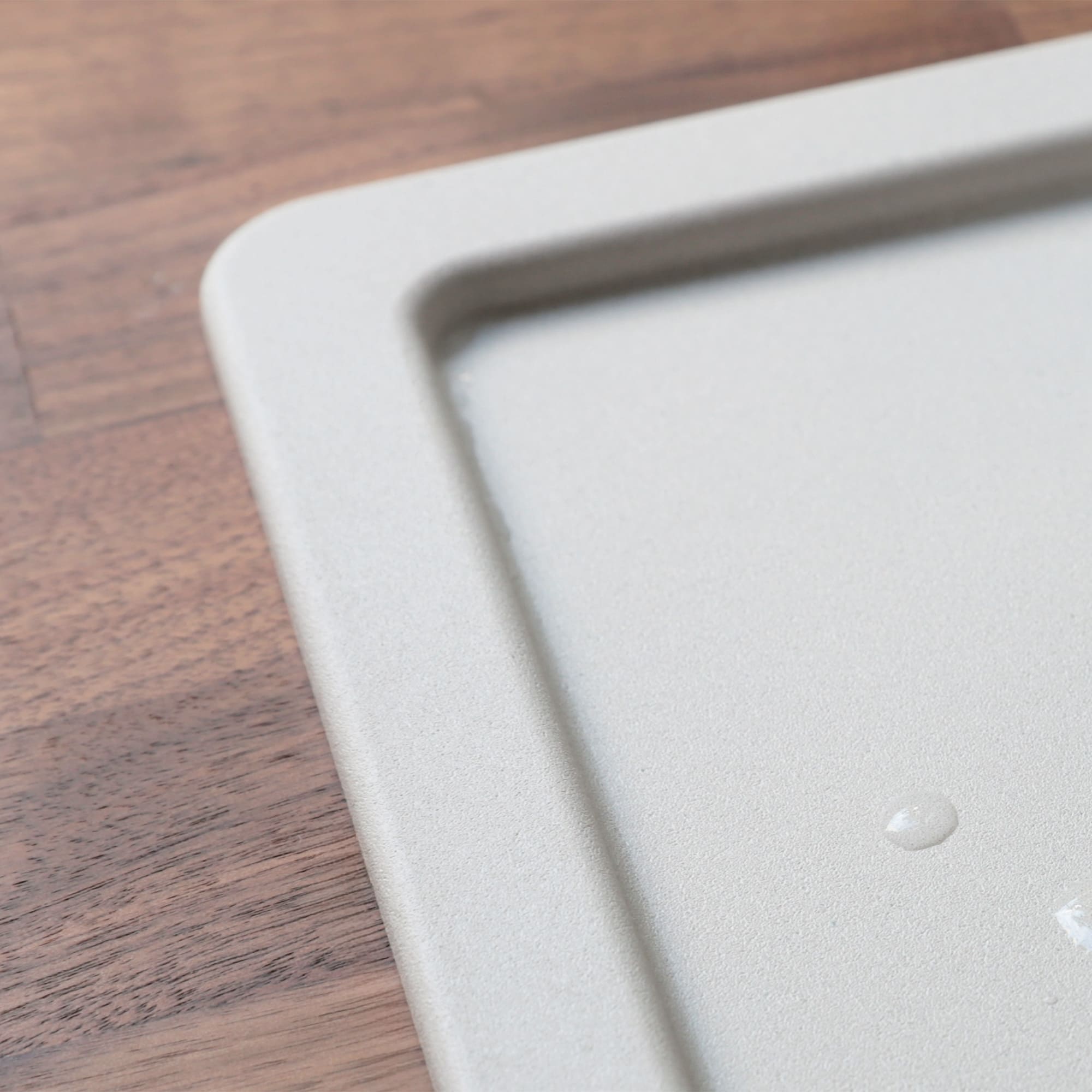 クォーツシンク ダブル サンド KB-KC031-06-G173 オーバーシンクの場合、シンクの縁は5mmの立ち上がりになります。天板の小口に水かかからないため、メラミンや木天板と好相性です。画像はシングルデッキ サンドにウォールナット木天板の組み合わせ