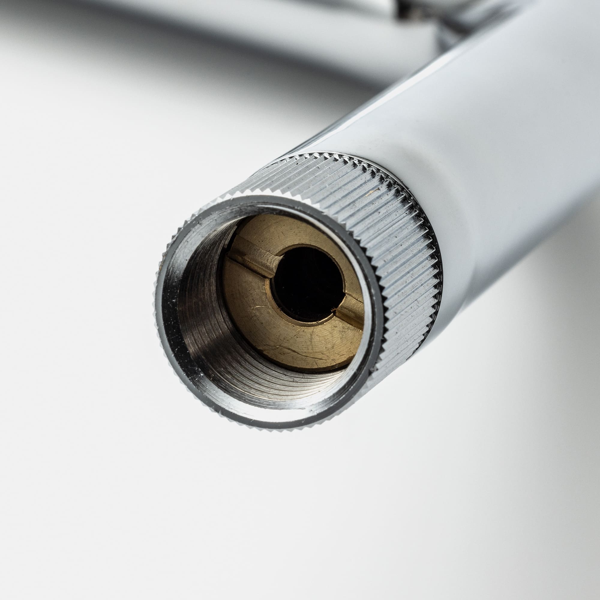 ホテル金物 タオル掛け W400 深型 KB-AC021-02-G141 取付部もパイプ径と同じサイズ。回して締め込みやすいように凹凸のローレット加工になっています。取付ビスがみえないように内部にビス穴加工が施されていて、シンプルながら製作工程の多い製品です。