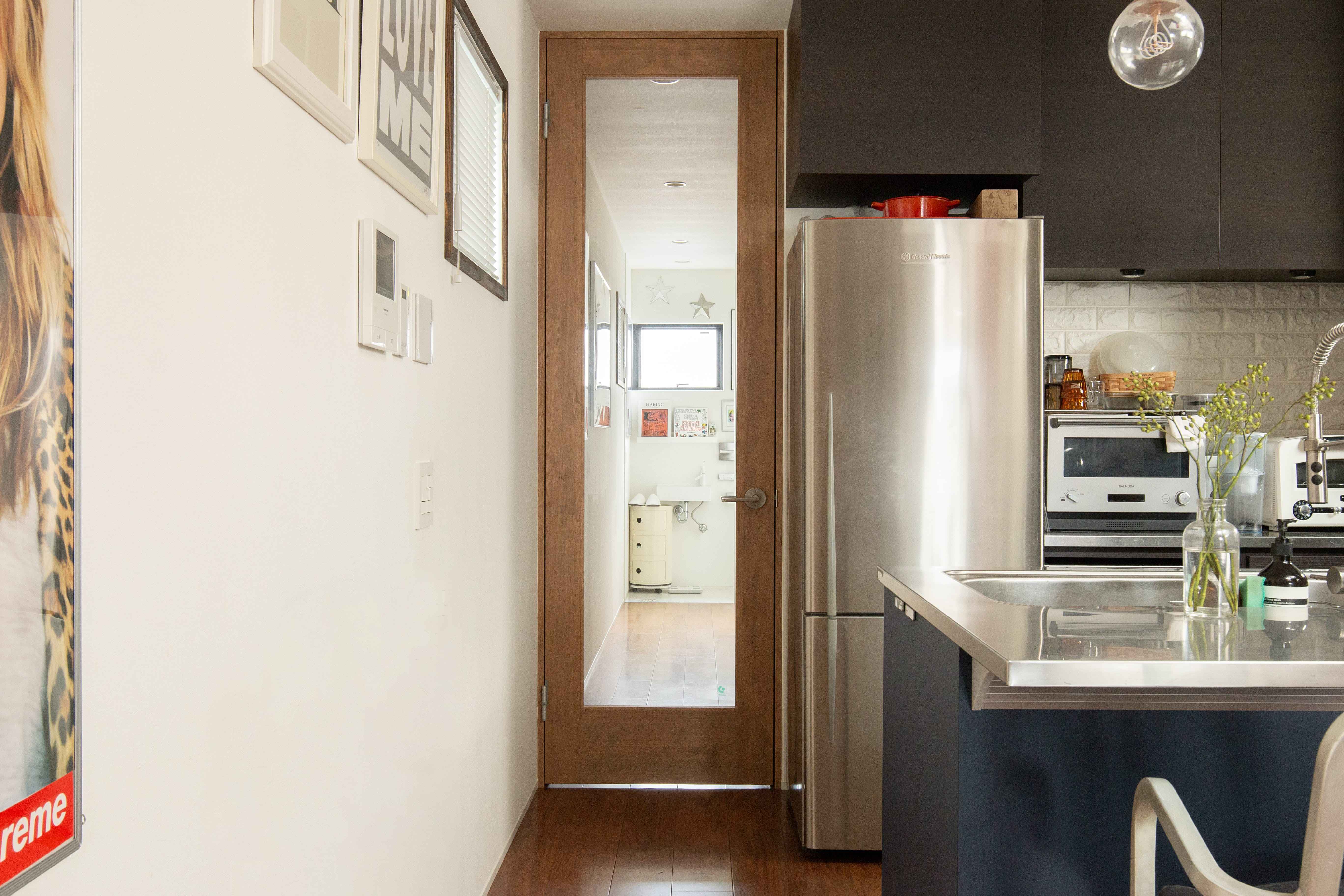 オーダー框ドア 枠なし 1パネルガラス DW-DR017-03-G299  H2400mm天井まで目一杯のハイドア。大きなガラスが窓からの光をダイニングに届けます。