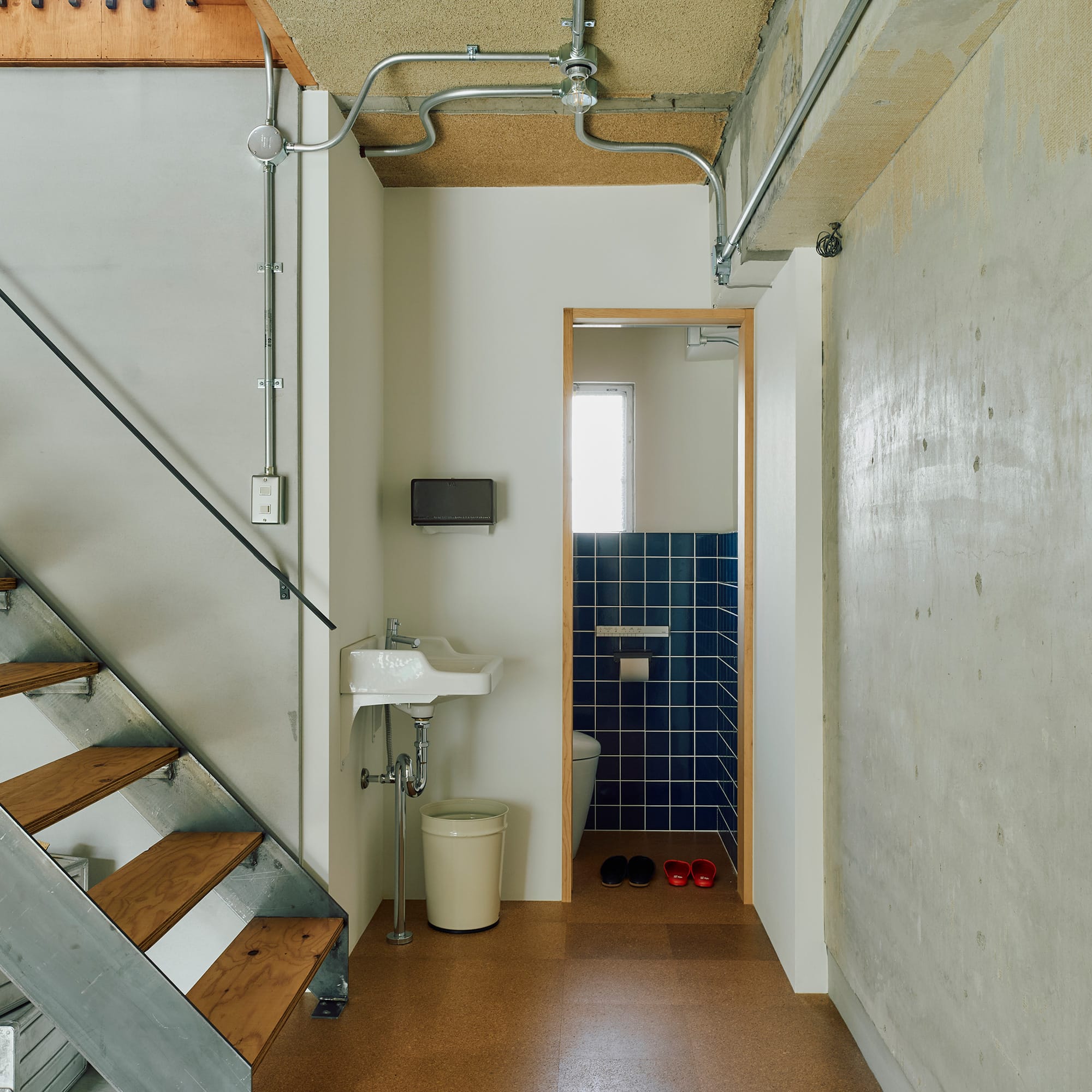 ハイサイドシンク 洗面 立水栓用  KB-PR016-02-G141 トイレ脇の手洗いやスロップシンクとしての使い方もオススメです（画像提供：株式会社アトリエイハウズ）