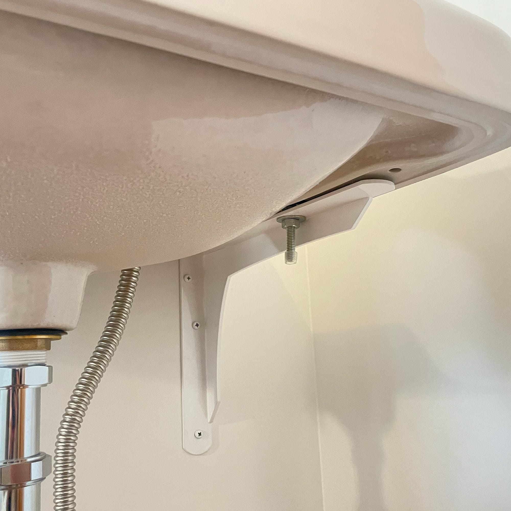 ハイサイドシンク 洗面 立水栓用  KB-PR016-02-G141 洗面裏面にある穴とブラケットを専用のネジで固定します