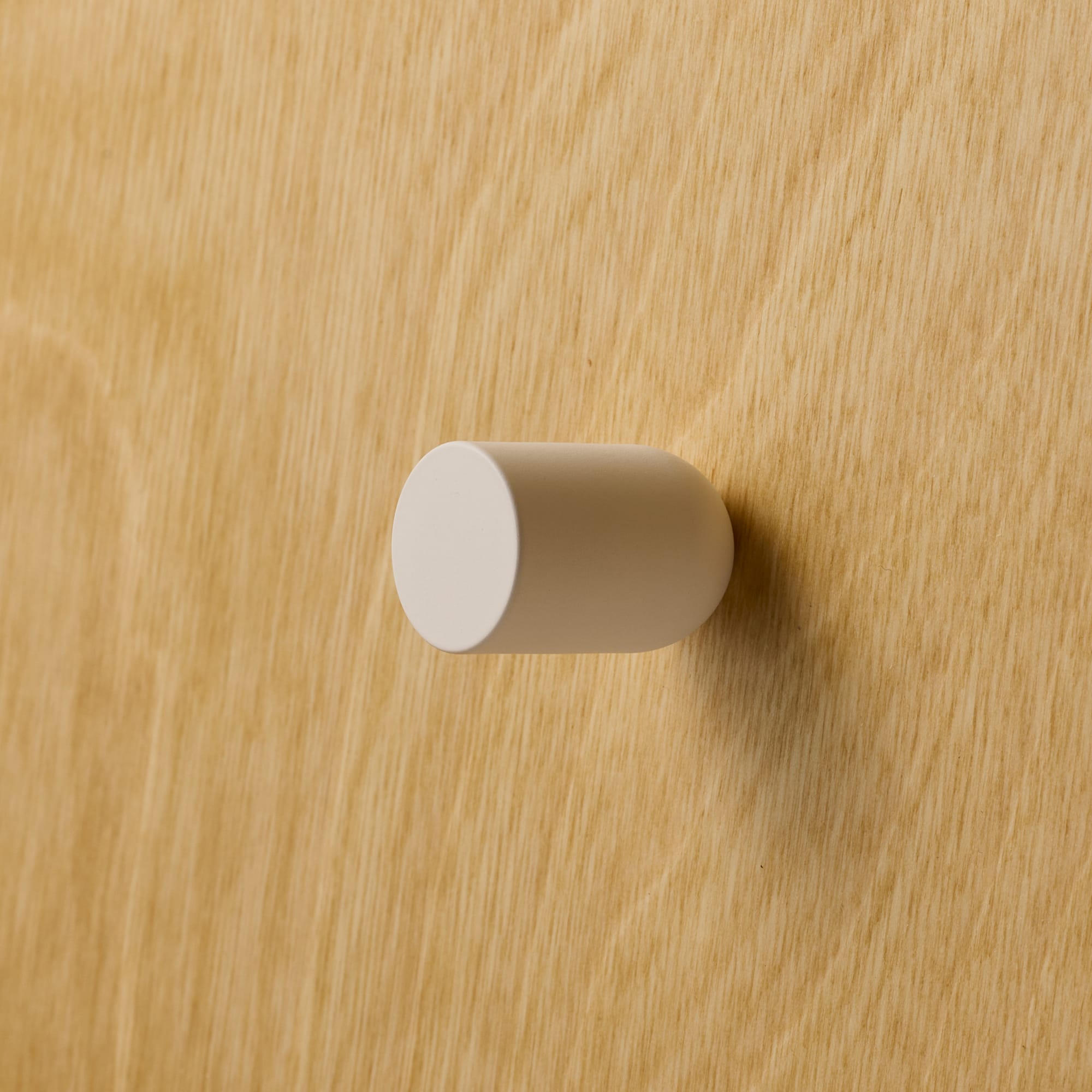 オヨンミンつまみ タンブラー PS-HD025-01-G141 バーチ材と合わせたイメージ