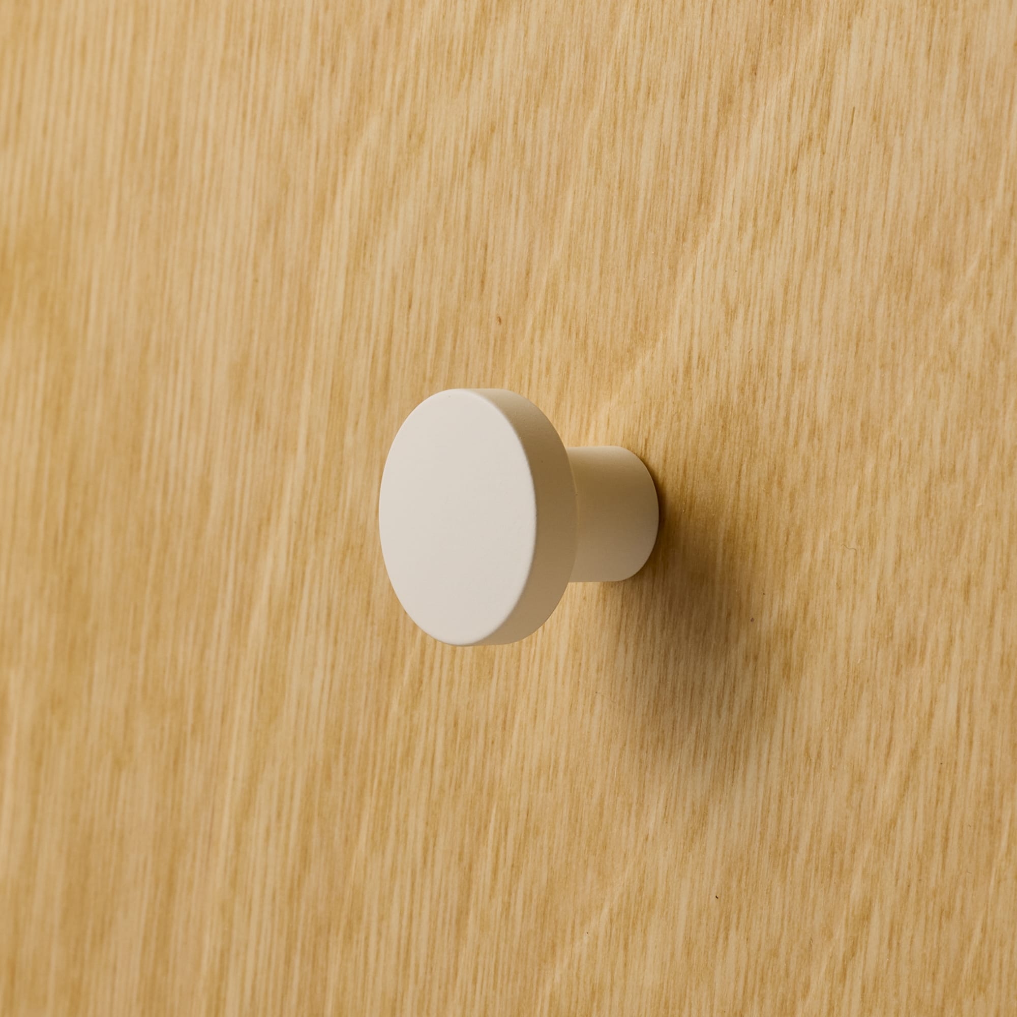 オヨンミンつまみ コンポート19 PS-HD025-04-G141 バーチ材と合わせたイメージ