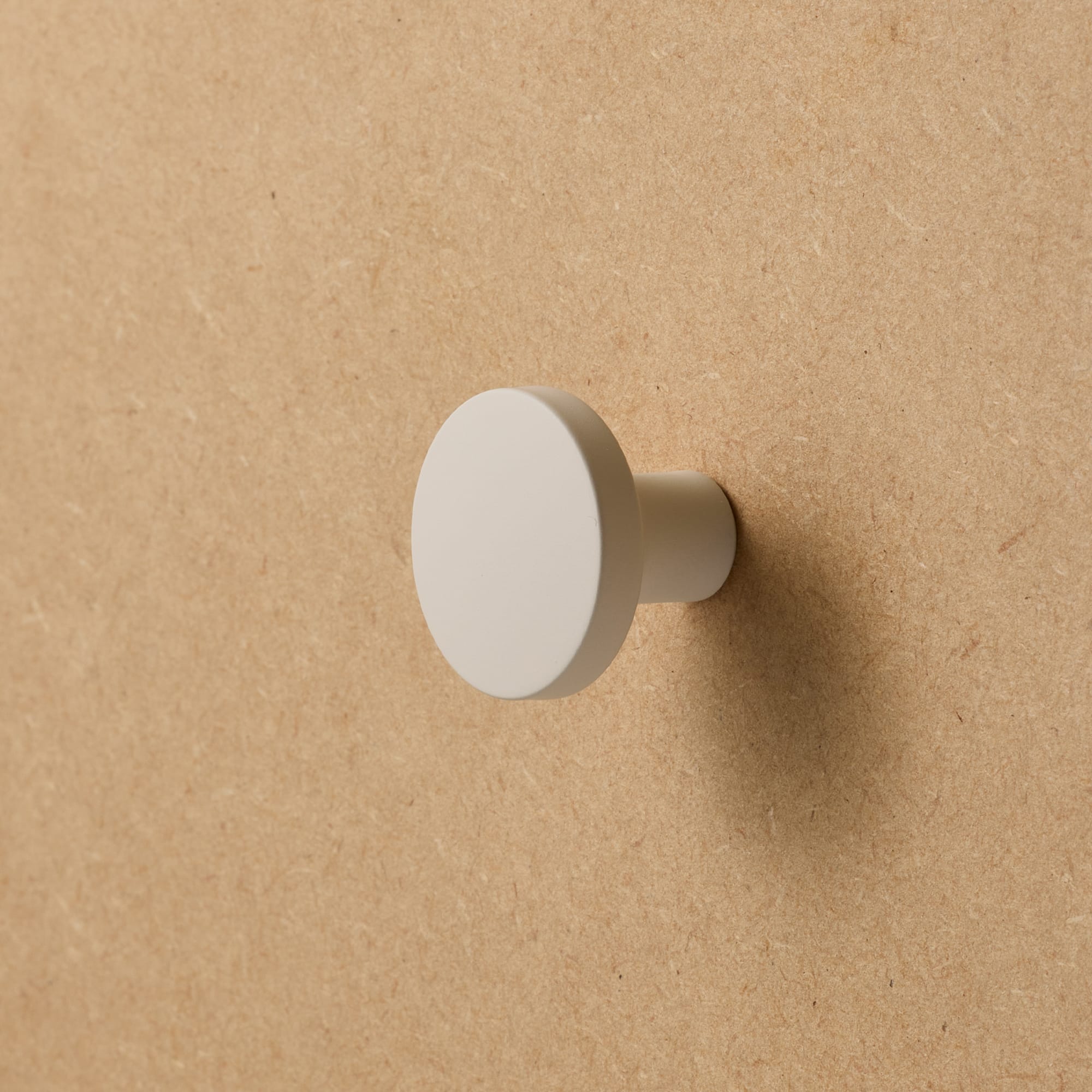 オヨンミンつまみ コンポート24 PS-HD025-05-G141 MDF材と合わせたイメージ