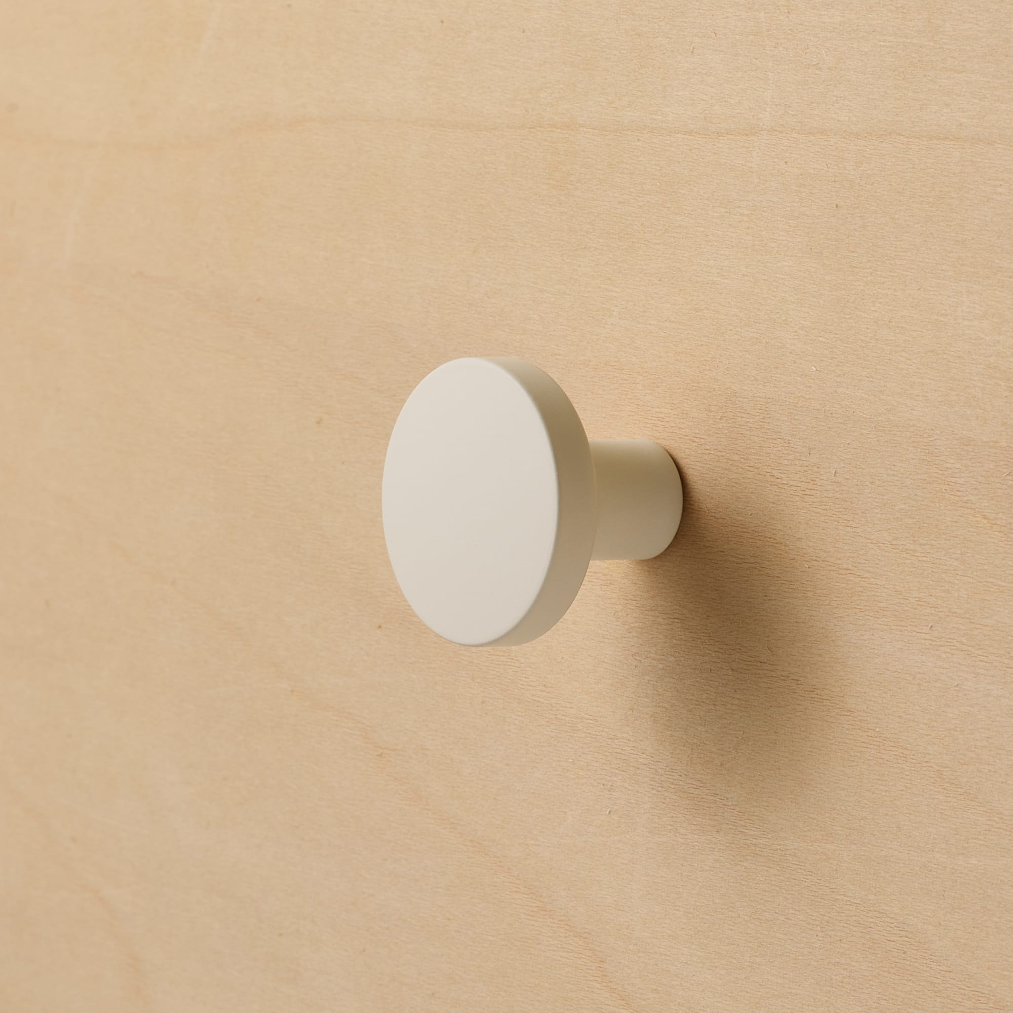 オヨンミンつまみ コンポート24 PS-HD025-05-G141 シナ材と合わせたイメージ