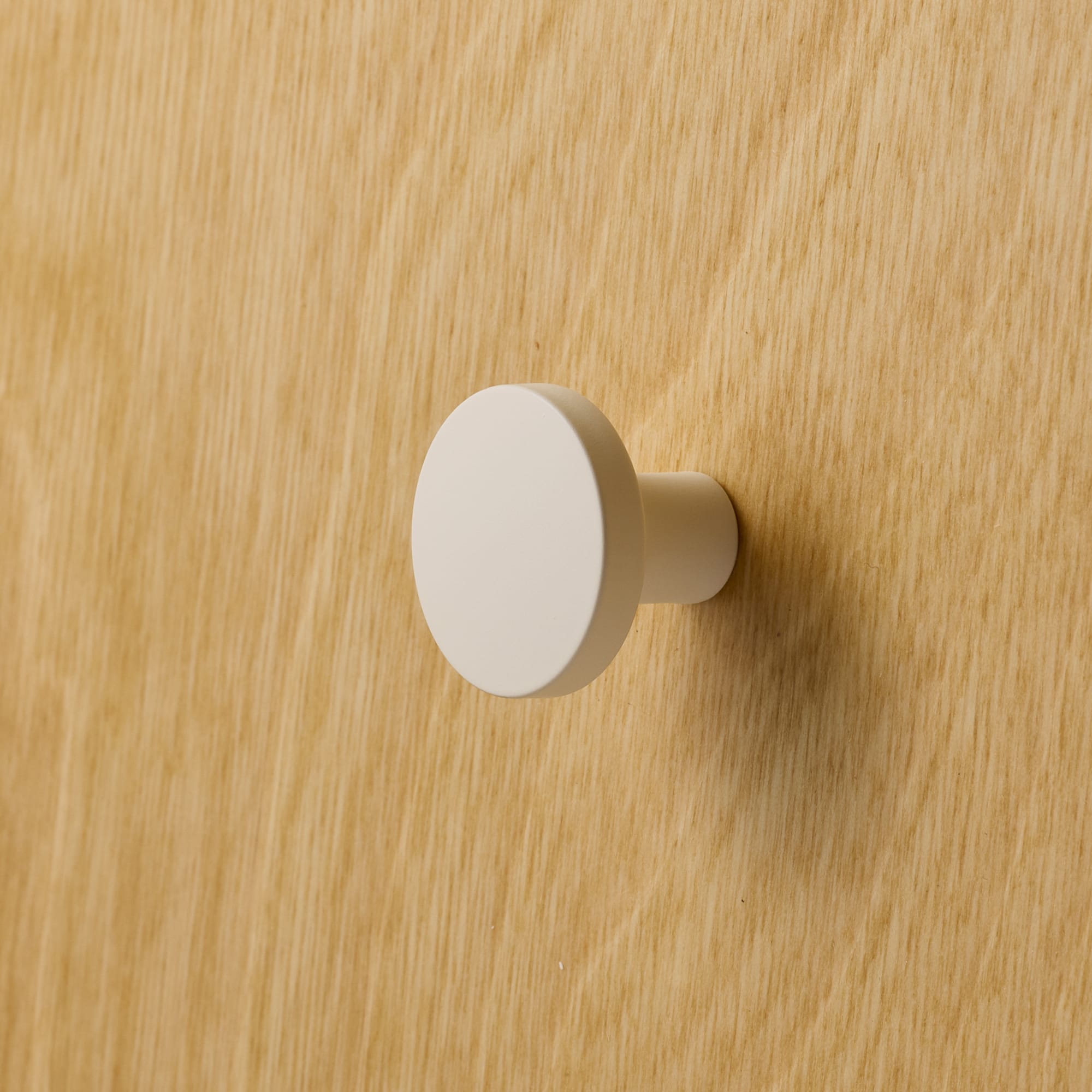 オヨンミンつまみ コンポート24 PS-HD025-05-G141 バーチ材と合わせたイメージ