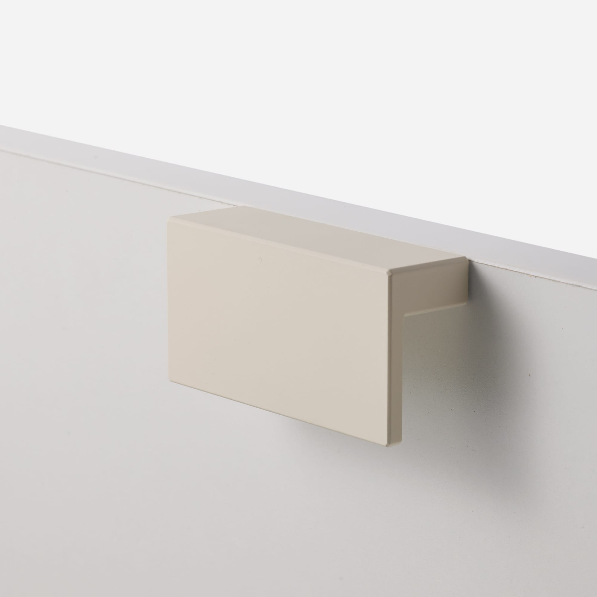 オヨンミンつまみ スクエア PS-HD025-10-G141 ホワイトの面材と合わせたイメージ