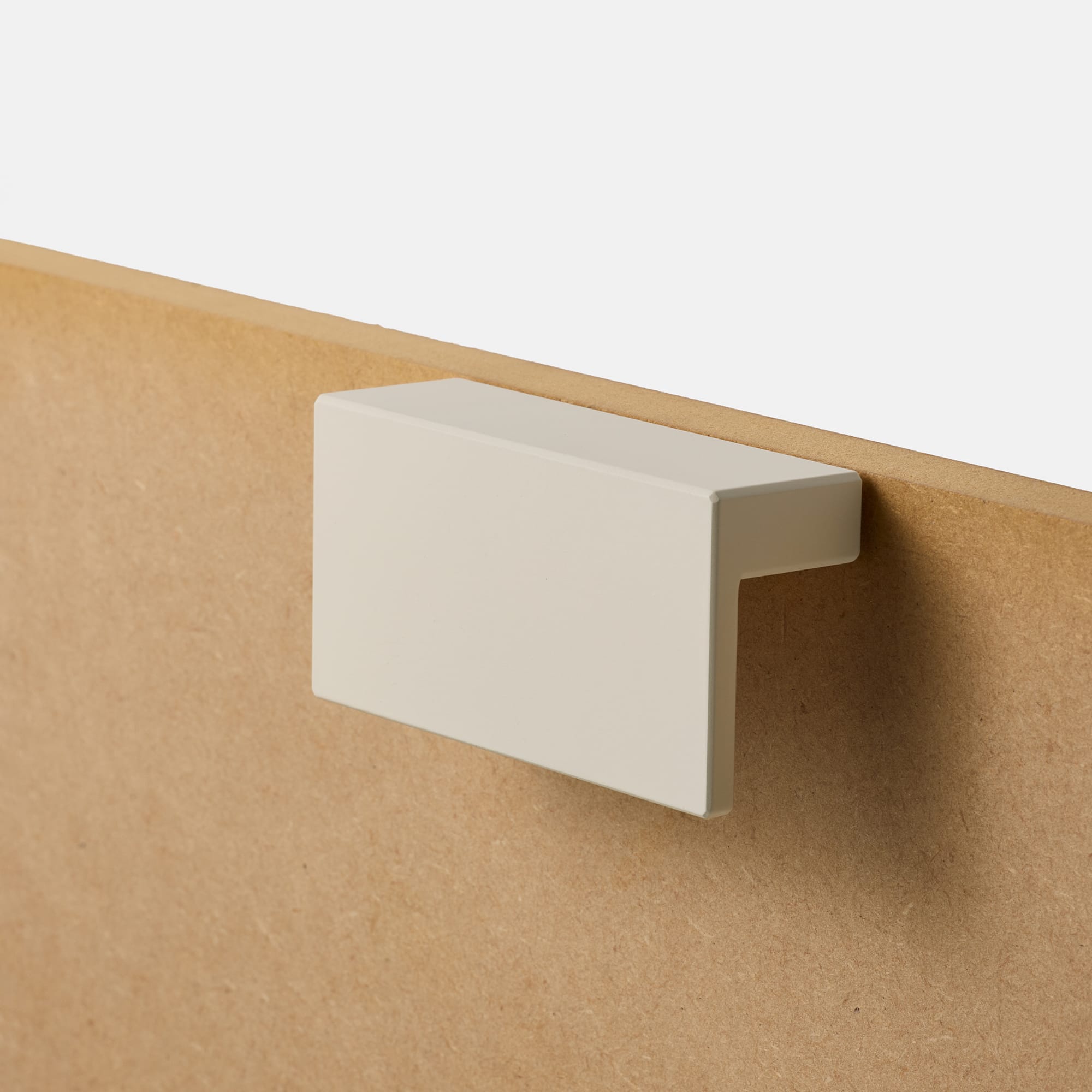 オヨンミンつまみ スクエア PS-HD025-10-G141 MDF材と合わせたイメージ