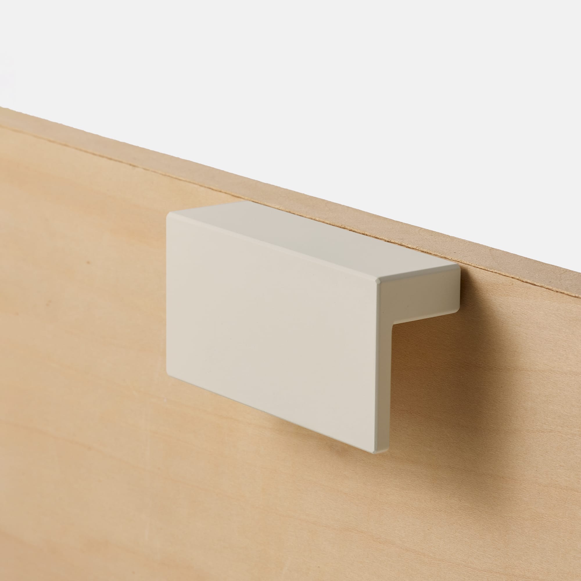 オヨンミンつまみ スクエア PS-HD025-10-G141 シナ材と合わせたイメージ