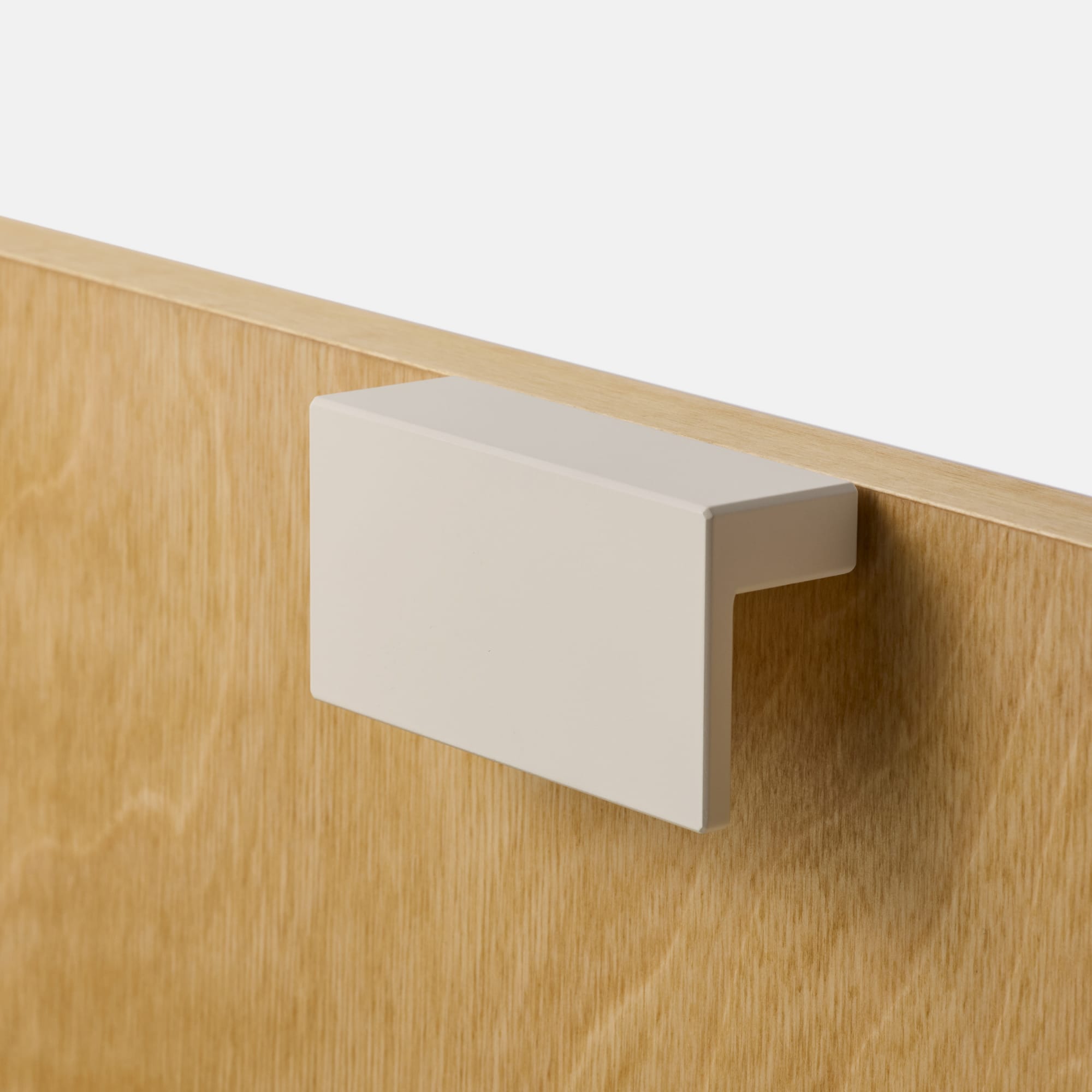 オヨンミンつまみ スクエア PS-HD025-10-G141 バーチ材と合わせたイメージ