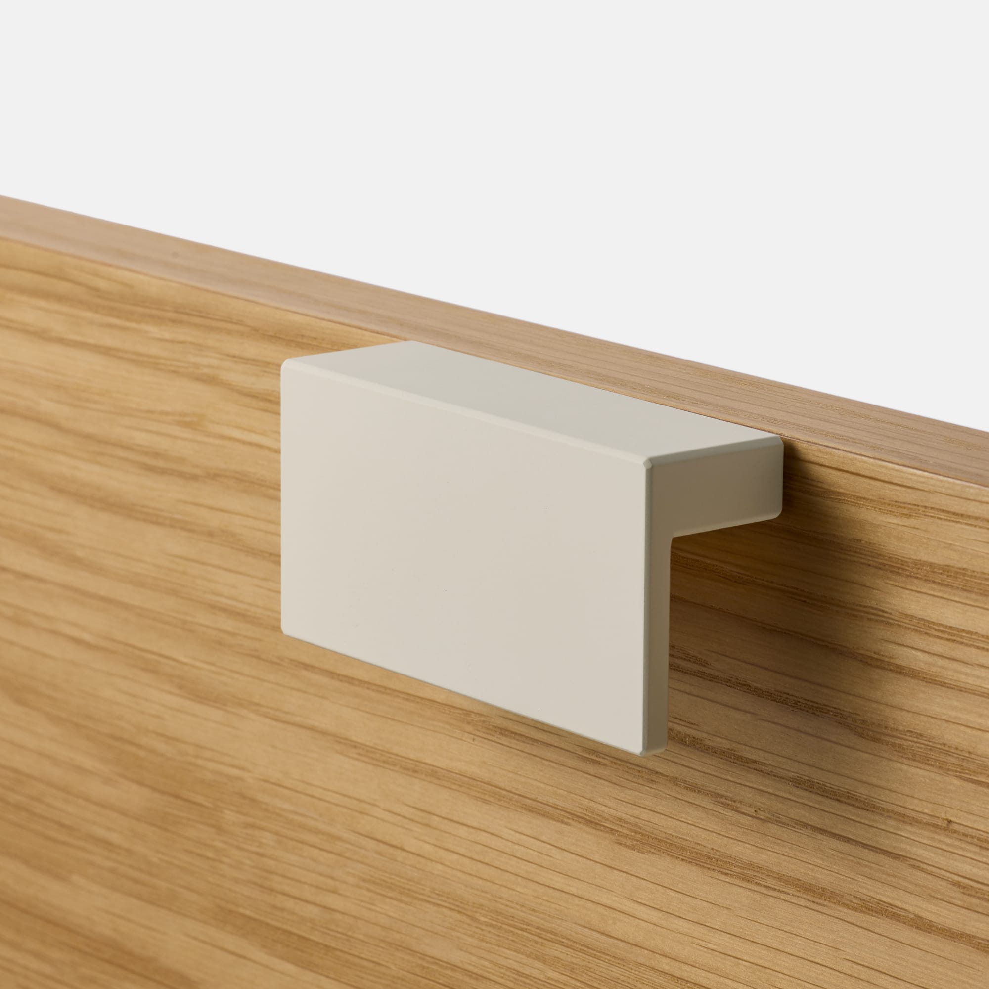 オヨンミンつまみ スクエア PS-HD025-10-G141 オーク材と合わせたイメージ