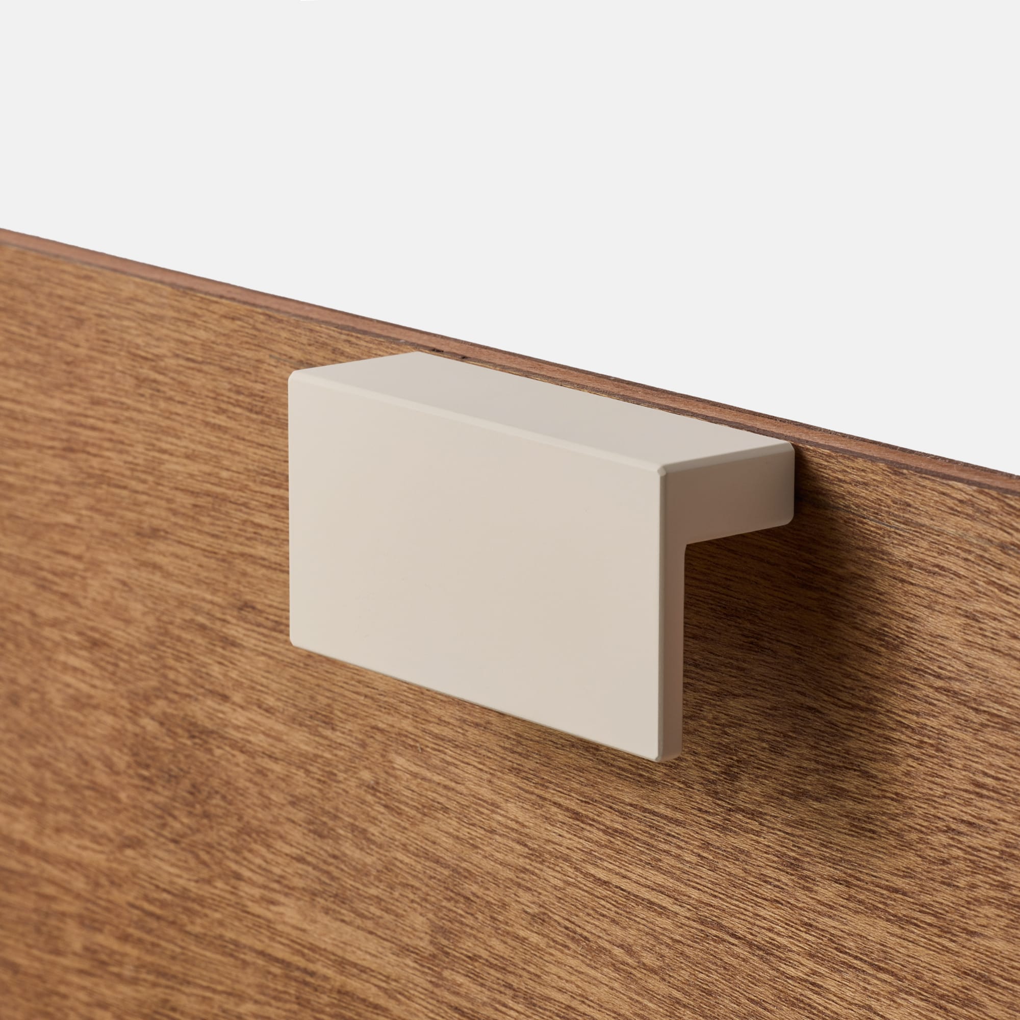 オヨンミンつまみ スクエア PS-HD025-10-G141 ラワン材と合わせたイメージ