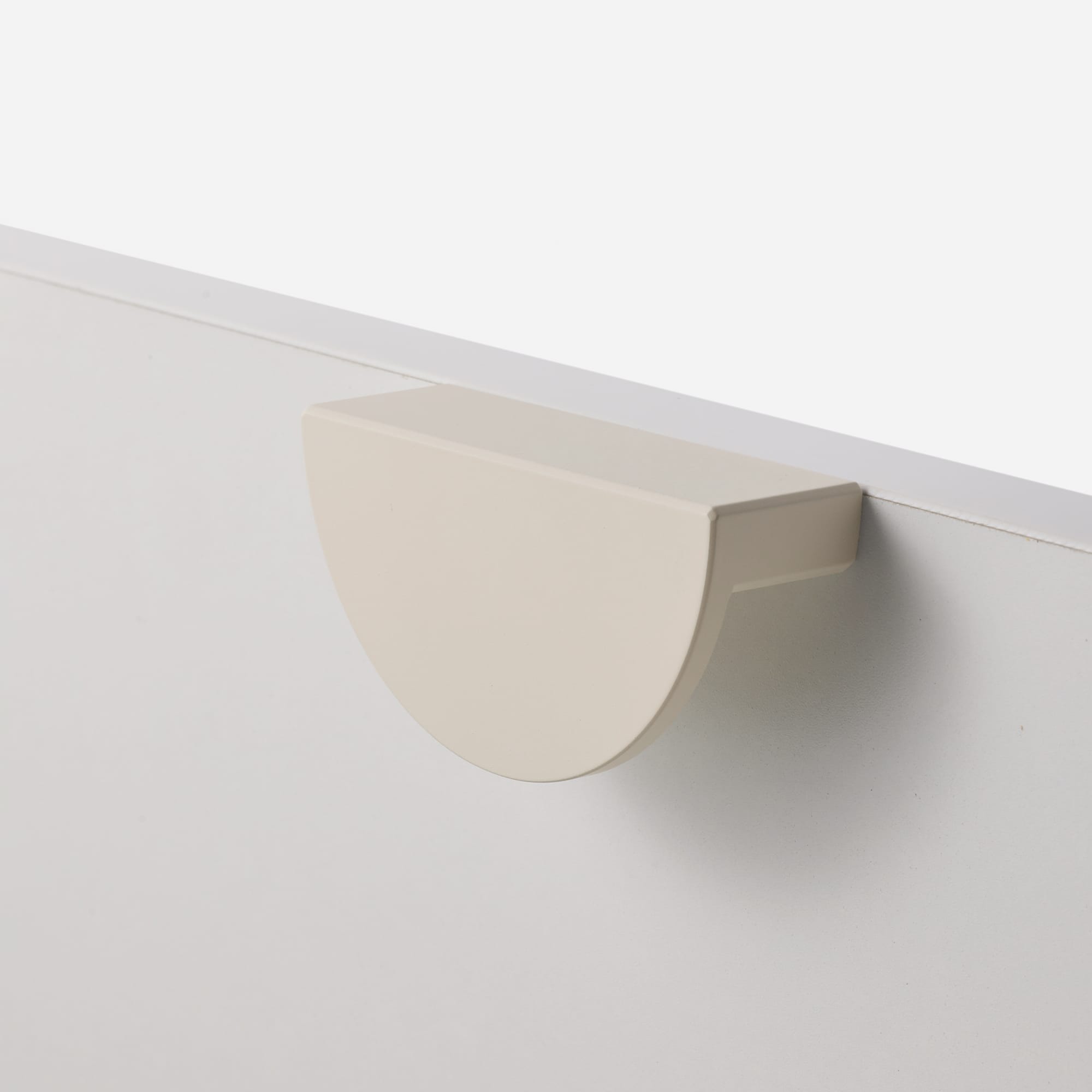 オヨンミンつまみ ハーフサークル PS-HD025-11-G141 ホワイトの面材と合わせたイメージ