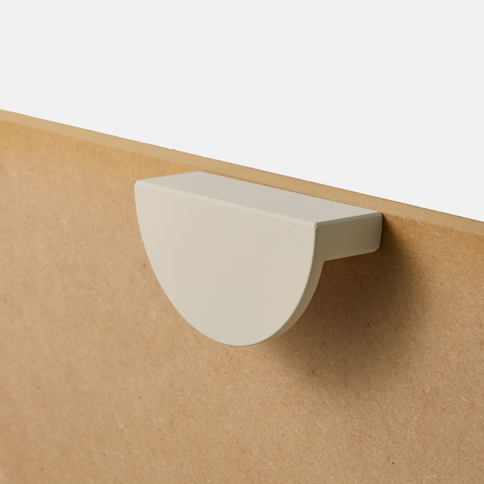 オヨンミンつまみ ハーフサークル PS-HD025-11-G141 MDF材と合わせたイメージ