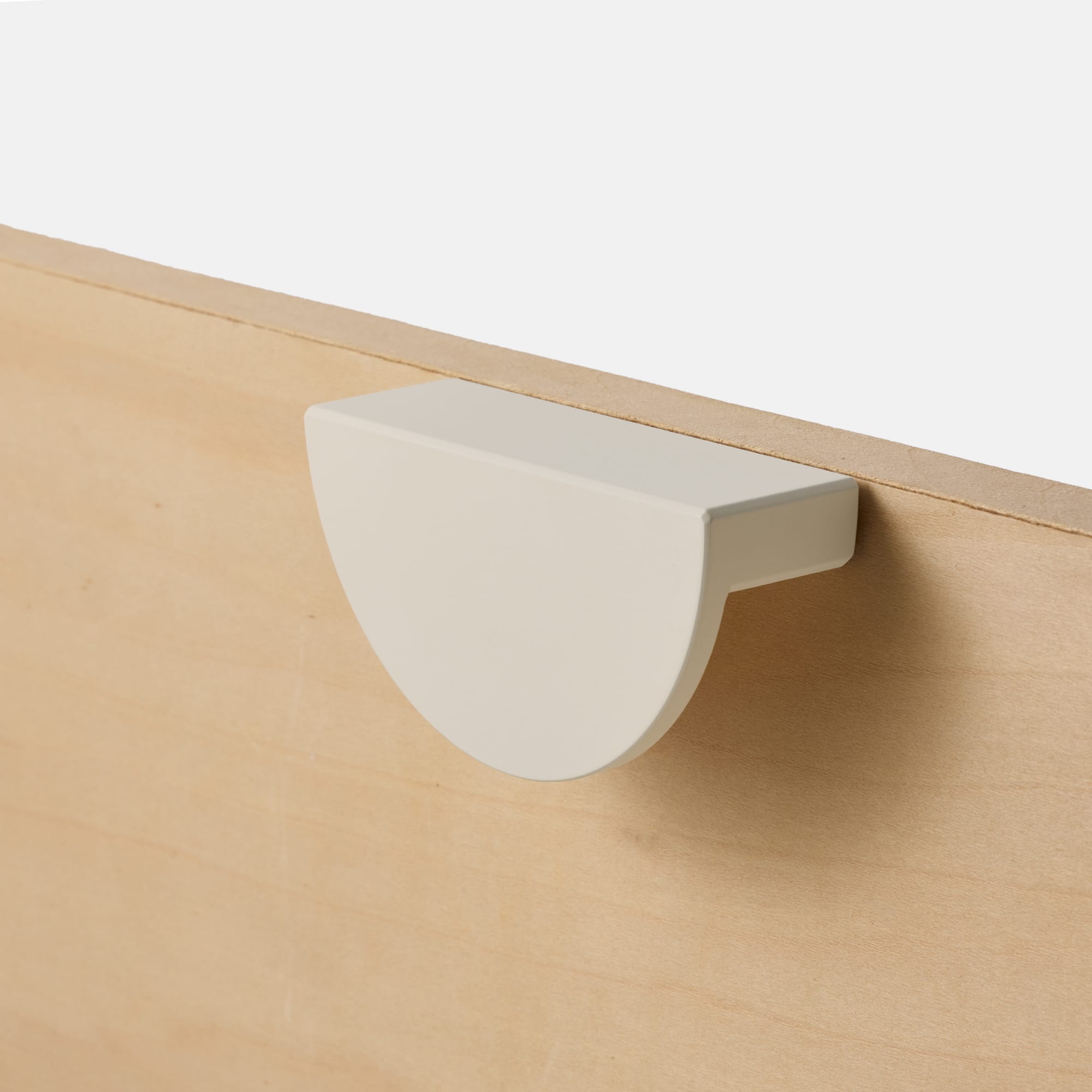 オヨンミンつまみ ハーフサークル PS-HD025-11-G141 シナ材と合わせたイメージ