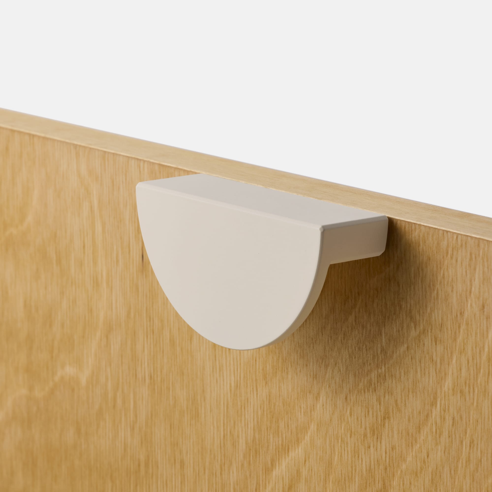 オヨンミンつまみ ハーフサークル PS-HD025-11-G141 バーチ材と合わせたイメージ