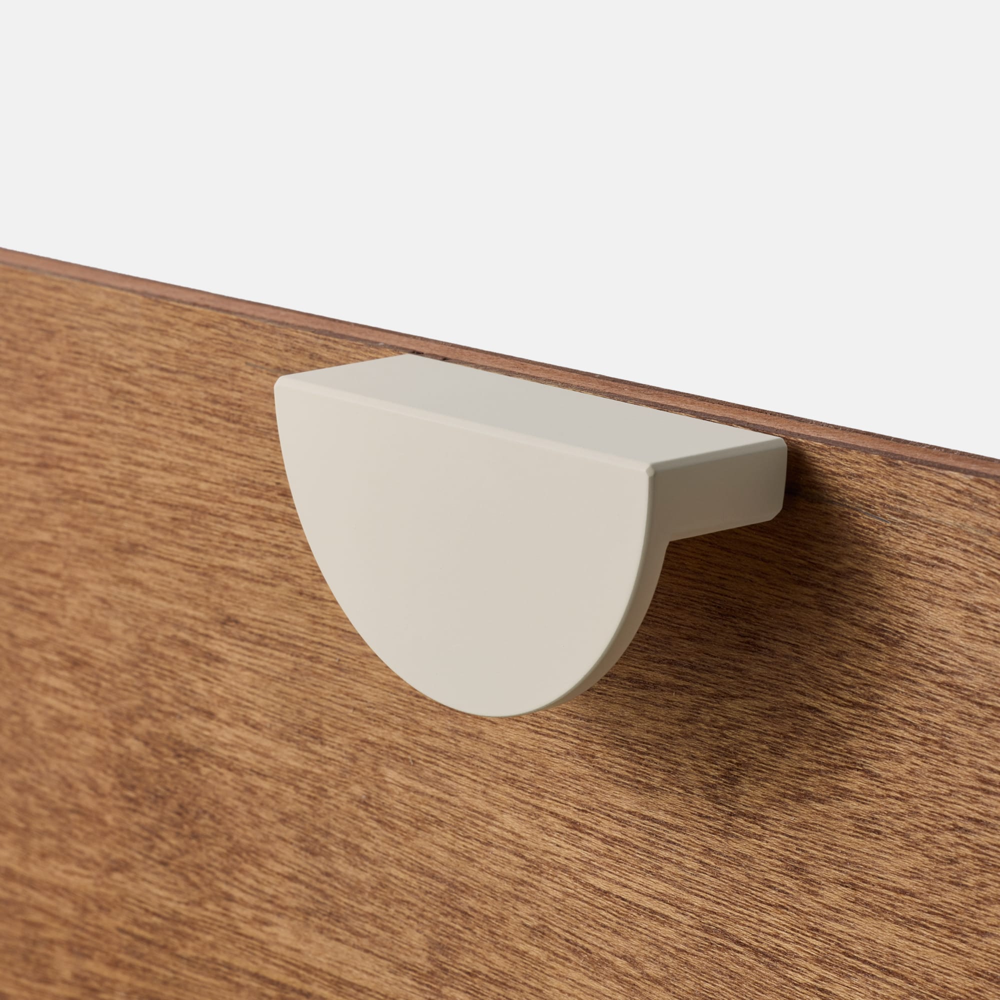 オヨンミンつまみ ハーフサークル PS-HD025-11-G141 ラワン材と合わせたイメージ