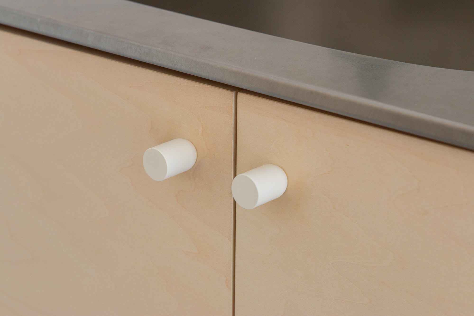 オヨンミンつまみ タンブラー PS-HD025-01-G141 タンブラーをキッチン扉に使用した事例