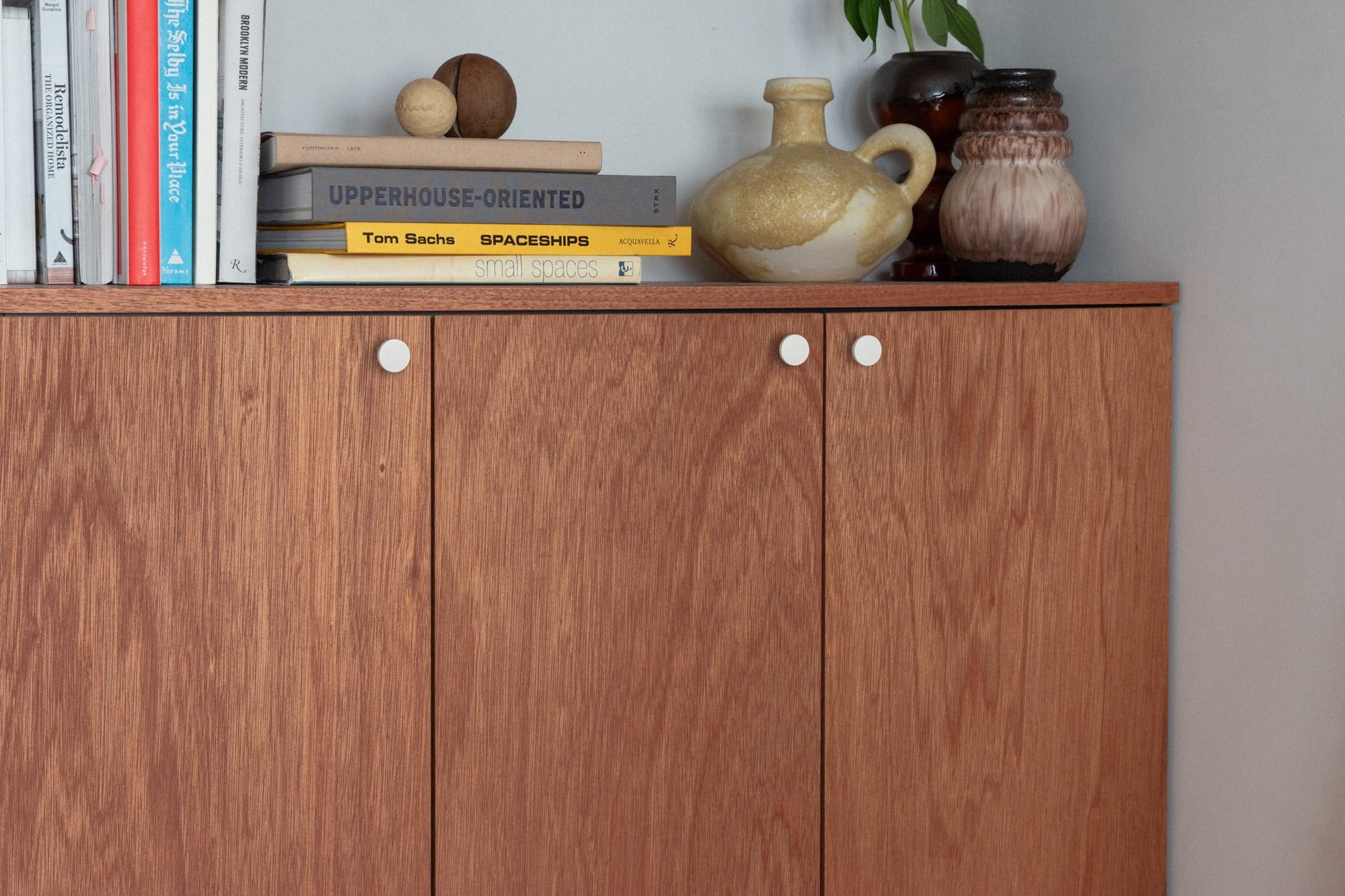 オヨンミンつまみ コンポート24 PS-HD025-05-G141 コンポート24を玄関収納の扉に合わせた事例