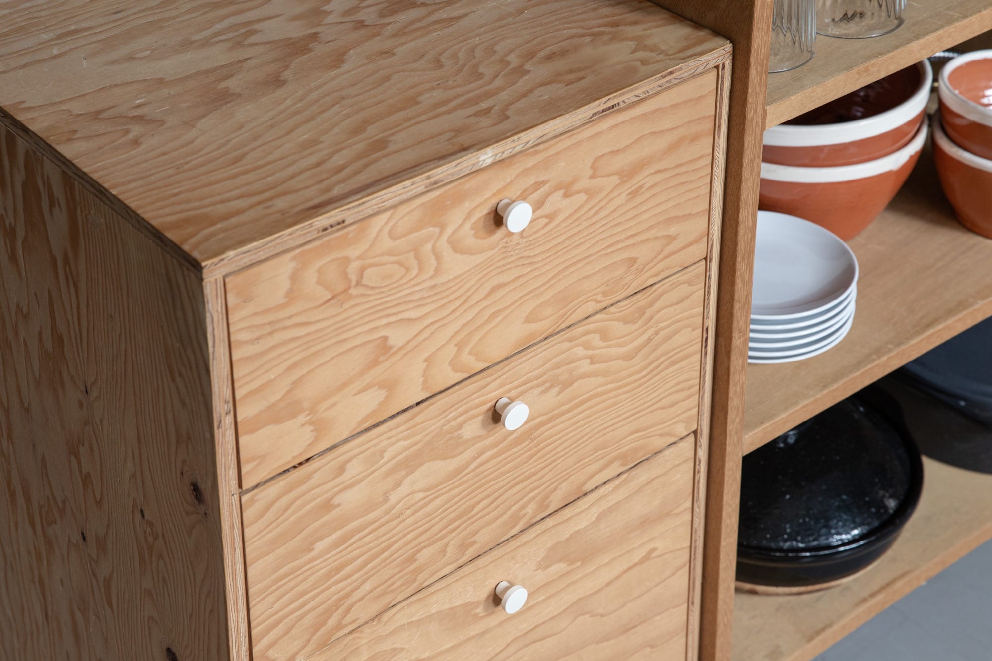 オヨンミンつまみ コンポート19 PS-HD025-04-G141 コンポート19をラーチのサイドキャビネットに合わせた事例