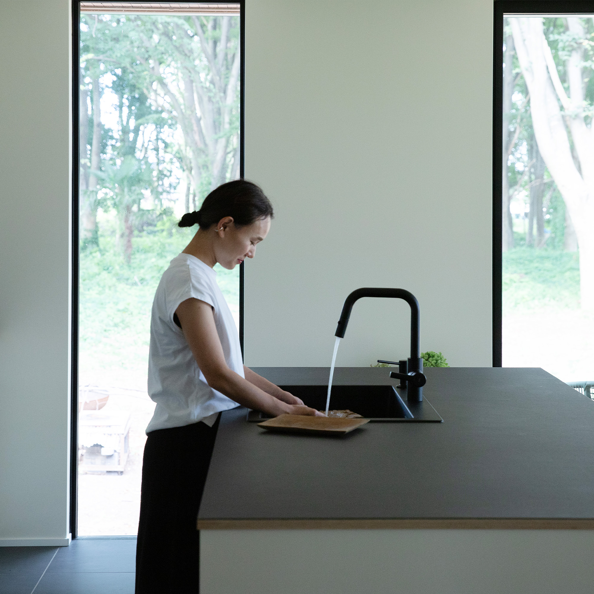 ベントネックホース水栓 ブラック KB-TP014-02-G141 設備というより空間に静かに佇むオブジェのよう